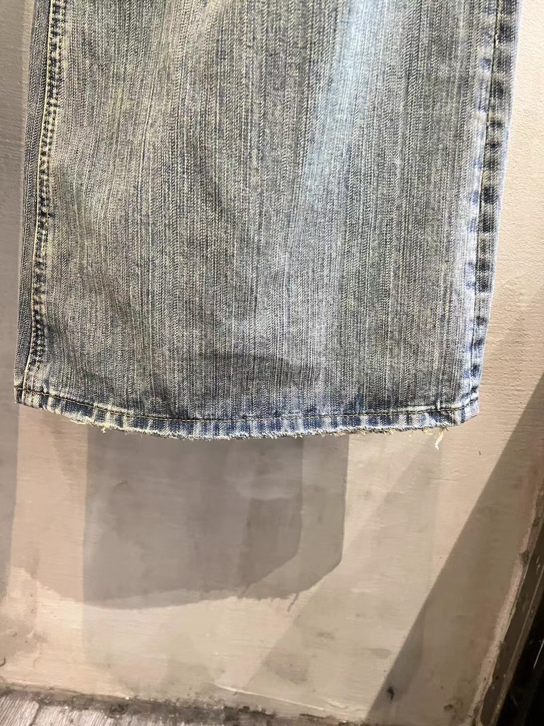 Balenciaga 高仿男士淺水洗牛仔褲 微喇叭復古剪裁設計| 10 Balenciaga 高仿男士淺水洗牛仔褲 微喇叭復古剪裁設計