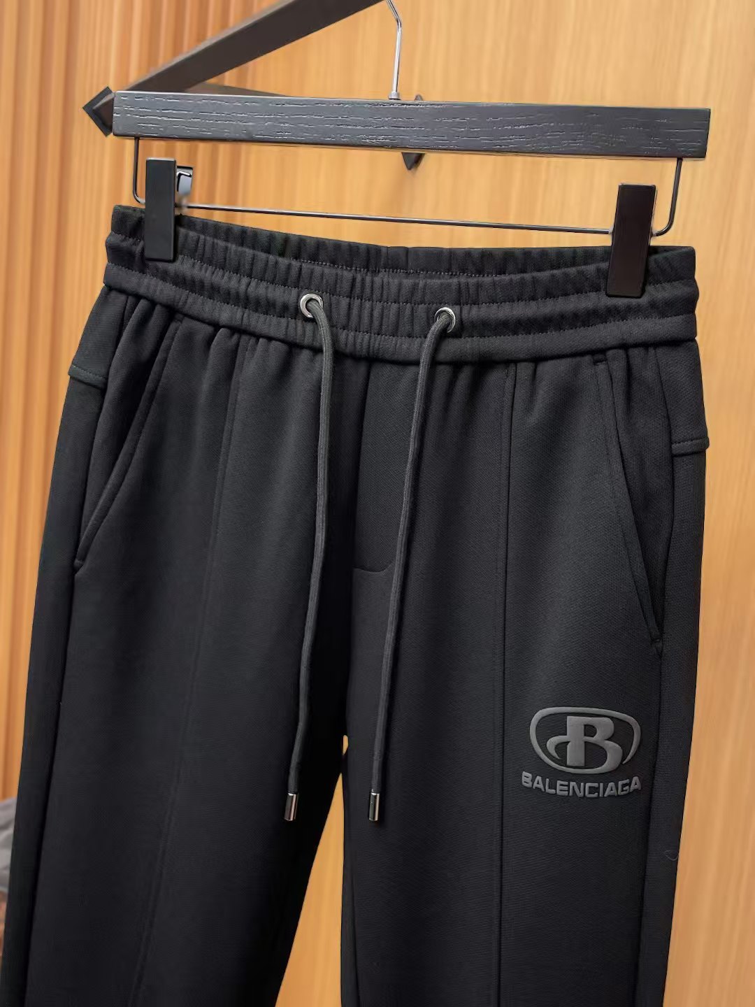 Balenciaga 高仿男士縮口運動長褲 經典簡約版型街頭必備| 11 Balenciaga 高仿男士縮口運動長褲 經典簡約版型街頭必備