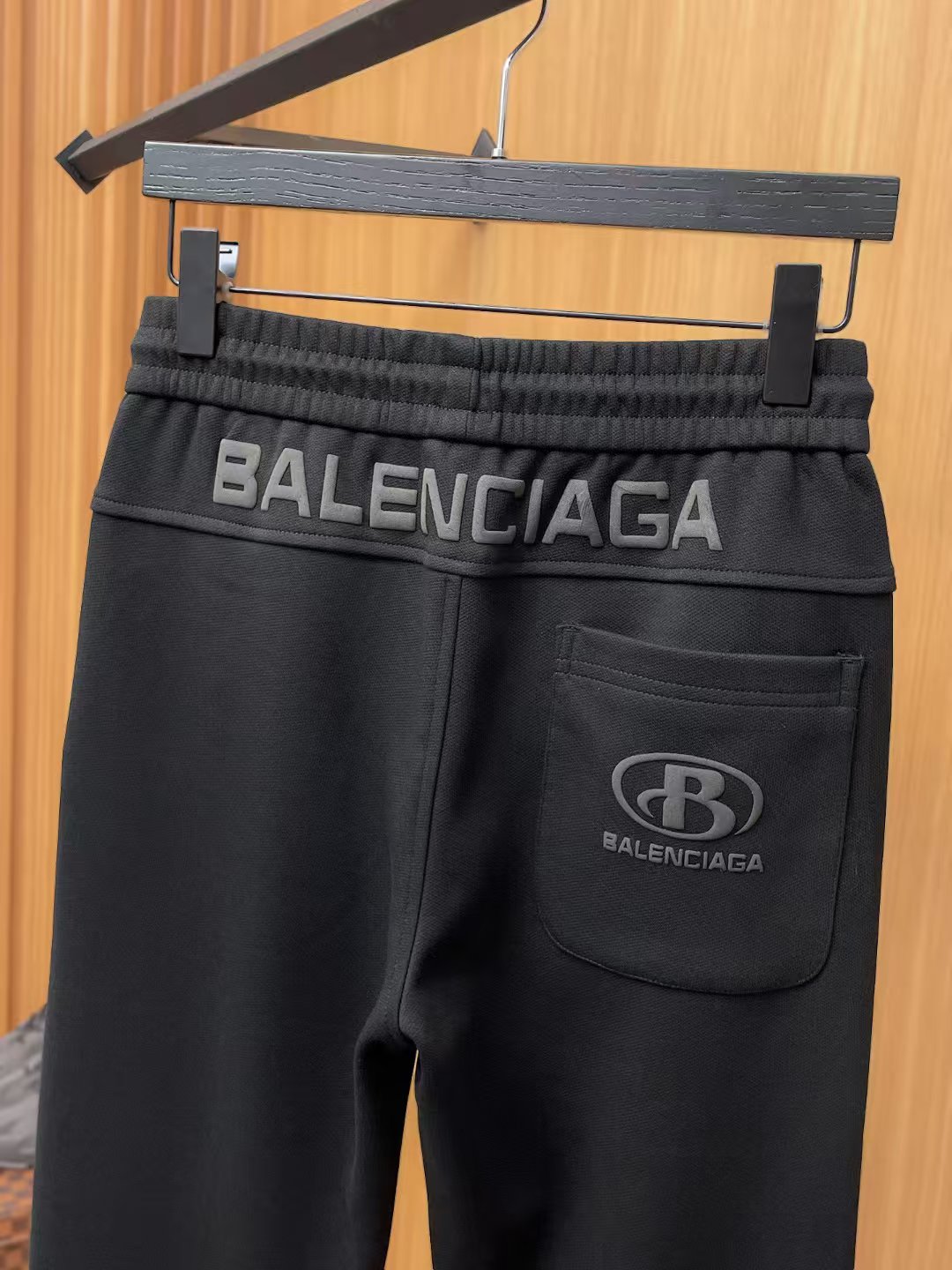 Balenciaga 高仿男士縮口運動長褲 經典簡約版型街頭必備| 10 Balenciaga 高仿男士縮口運動長褲 經典簡約版型街頭必備