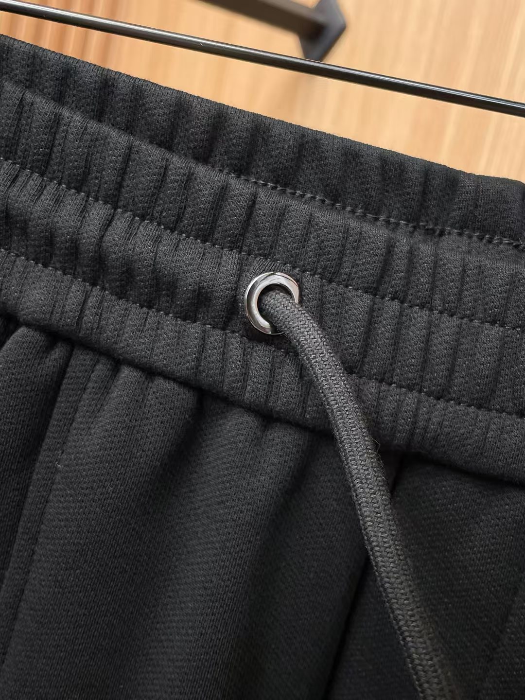 Balenciaga 高仿男士縮口運動長褲 經典簡約版型街頭必備| 9 Balenciaga 高仿男士縮口運動長褲 經典簡約版型街頭必備