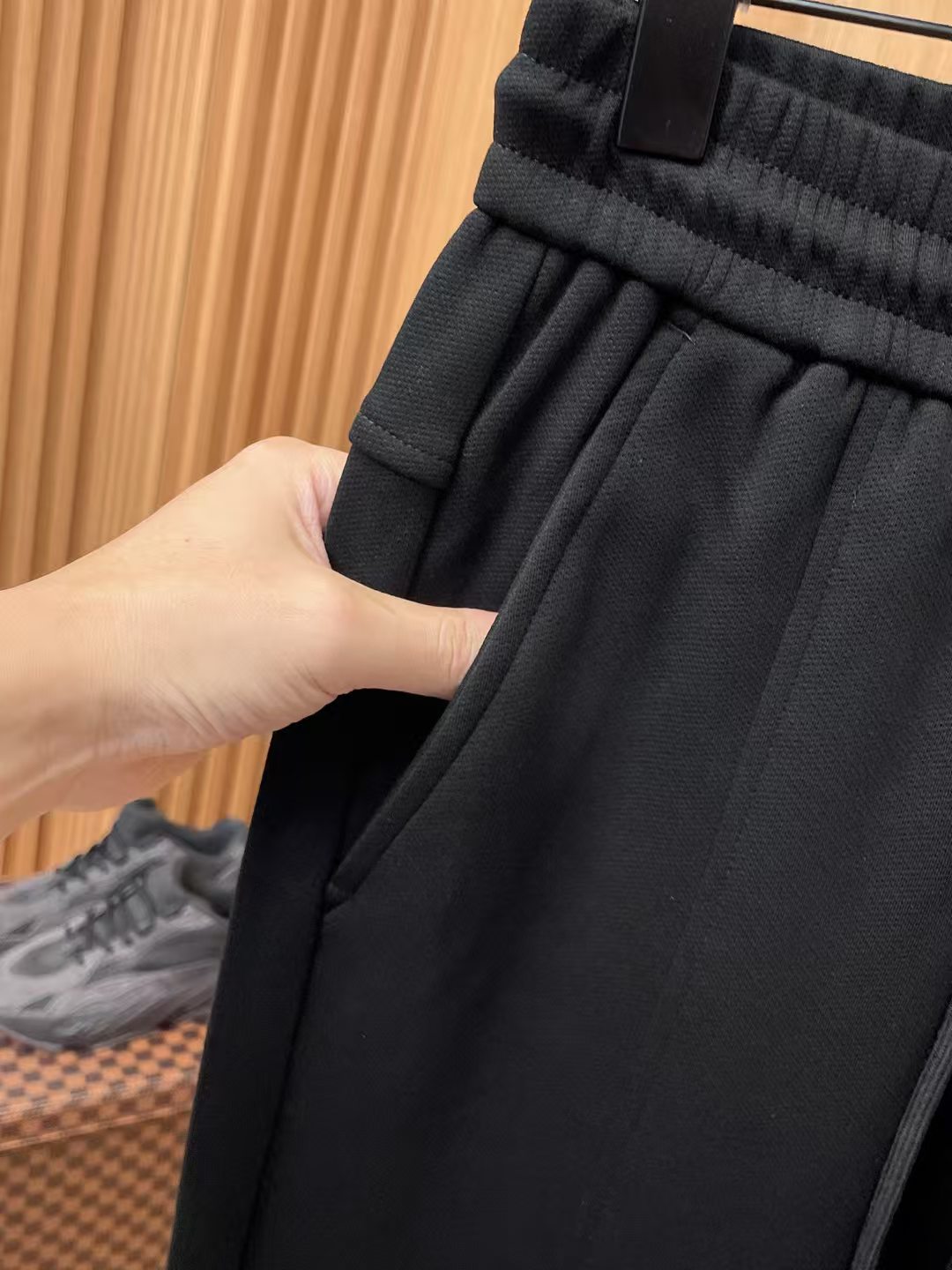 Balenciaga 高仿男士縮口運動長褲 經典簡約版型街頭必備| 8 Balenciaga 高仿男士縮口運動長褲 經典簡約版型街頭必備
