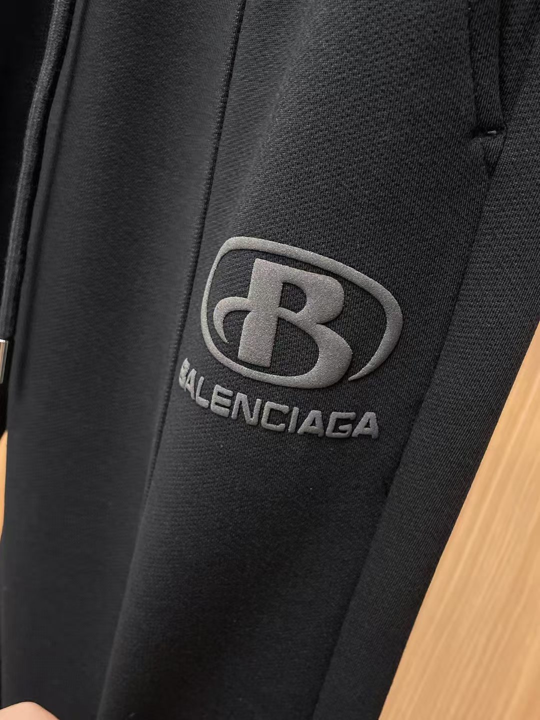 Balenciaga 高仿男士縮口運動長褲 經典簡約版型街頭必備| 7 Balenciaga 高仿男士縮口運動長褲 經典簡約版型街頭必備