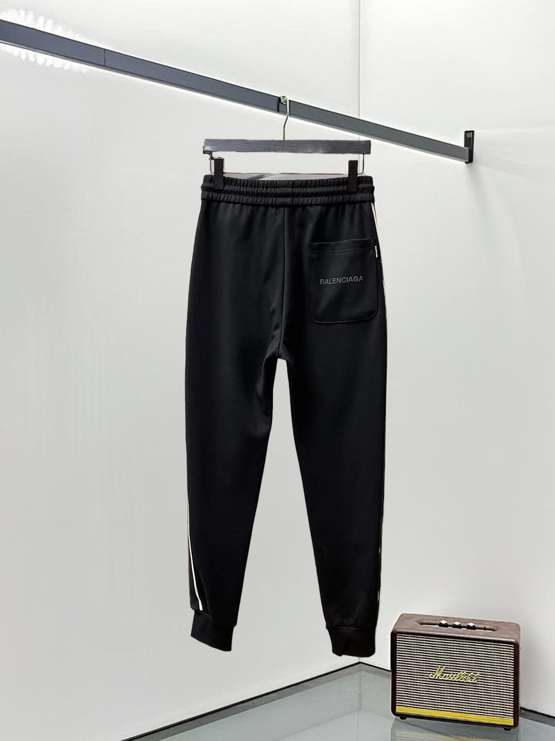 Balenciaga 高仿男士白邊縮口運動褲 雙邊LOGO款式百搭實穿| 13 Balenciaga 高仿男士白邊縮口運動褲 雙邊LOGO款式百搭實穿