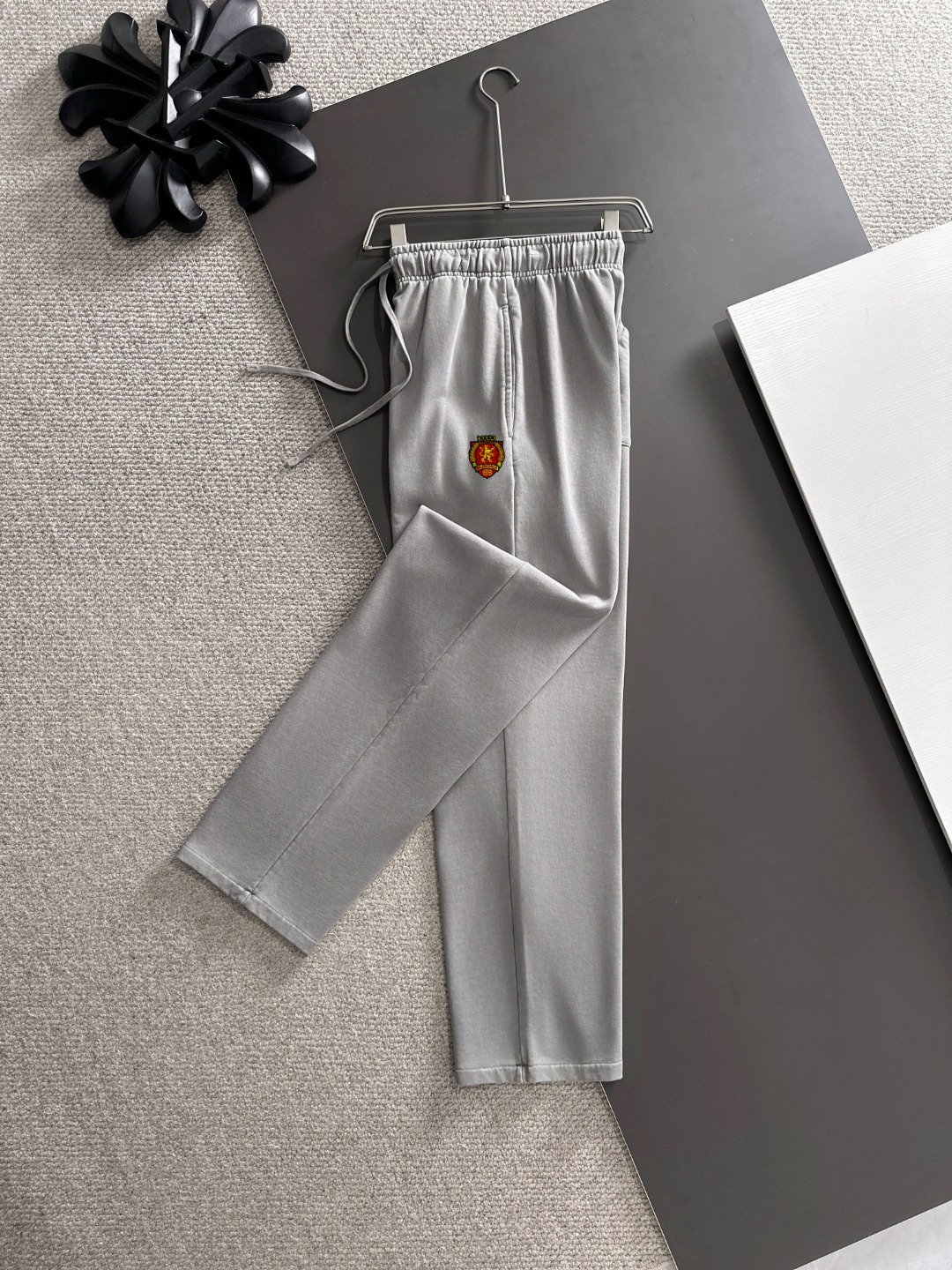 Balenciaga 原單男士灰色刺繡休閒褲 微寬鬆直筒舒適百搭款| 14 Balenciaga 原單男士灰色刺繡休閒褲 微寬鬆直筒舒適百搭款