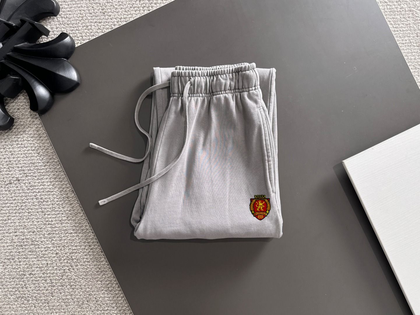 Balenciaga 原單男士灰色刺繡休閒褲 微寬鬆直筒舒適百搭款| 13 Balenciaga 原單男士灰色刺繡休閒褲 微寬鬆直筒舒適百搭款