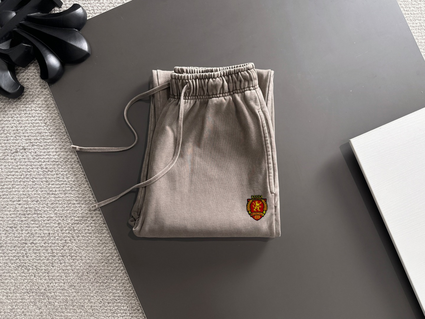 Balenciaga A貨男士微寬鬆長褲 徽章刺繡設計 實穿推薦款| 13 Balenciaga A貨男士微寬鬆長褲 徽章刺繡設計 實穿推薦款