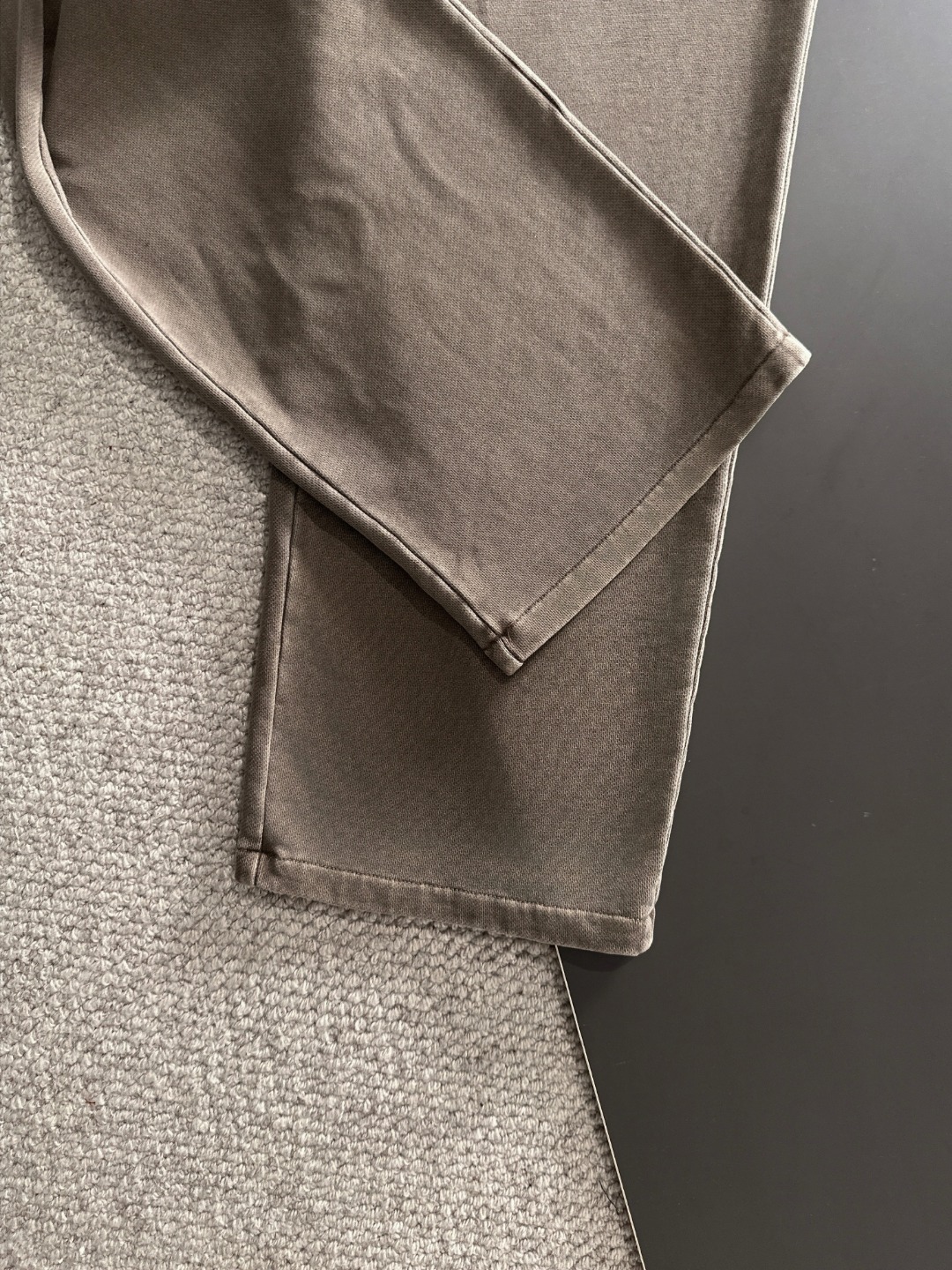 Balenciaga A貨男士微寬鬆長褲 徽章刺繡設計 實穿推薦款| 8 Balenciaga A貨男士微寬鬆長褲 徽章刺繡設計 實穿推薦款