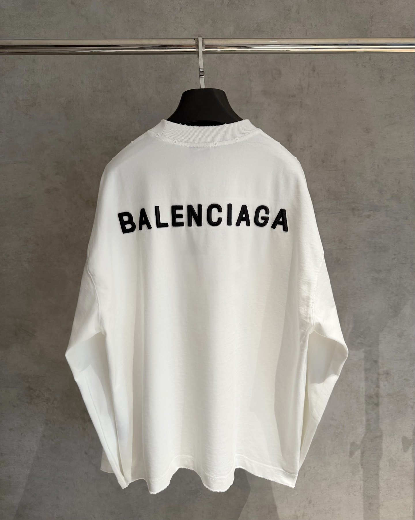 Balenciaga高仿男士白色長袖T恤 刺繡LOGO簡約設計款| 14 Balenciaga高仿男士白色長袖T恤 刺繡LOGO簡約設計款