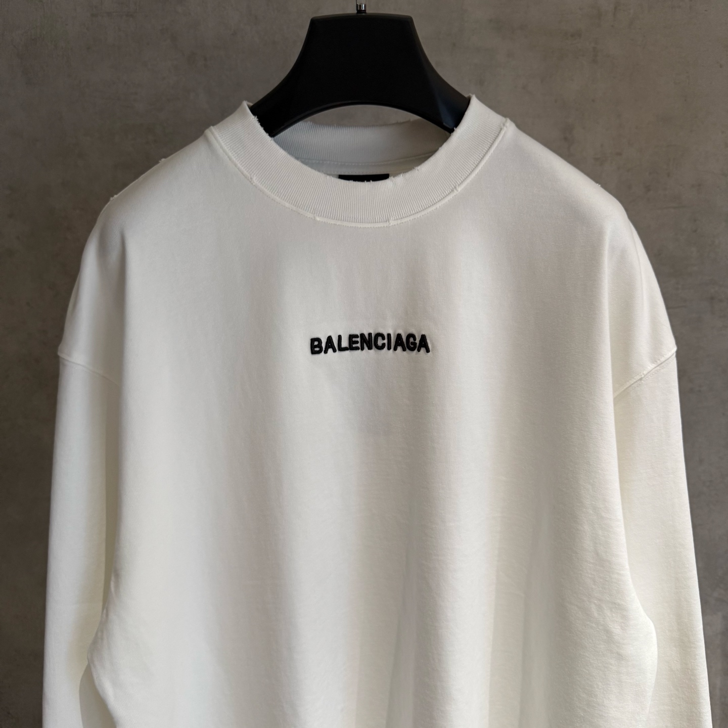 Balenciaga高仿男士白色長袖T恤 刺繡LOGO簡約設計款| 13 Balenciaga高仿男士白色長袖T恤 刺繡LOGO簡約設計款
