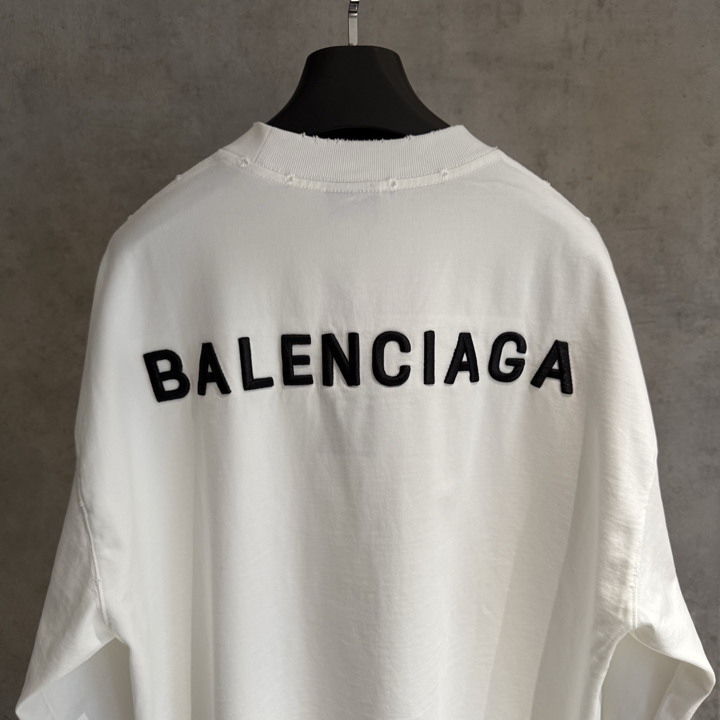 Balenciaga高仿男士白色長袖T恤 刺繡LOGO簡約設計款| 12 Balenciaga高仿男士白色長袖T恤 刺繡LOGO簡約設計款