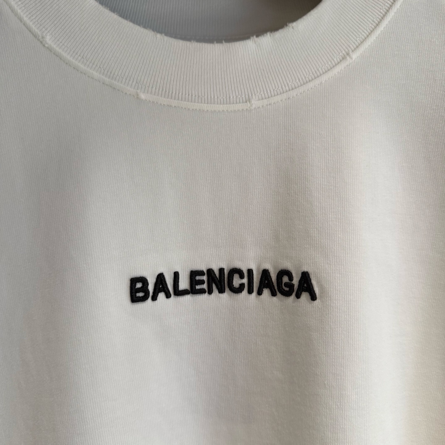 Balenciaga高仿男士白色長袖T恤 刺繡LOGO簡約設計款| 10 Balenciaga高仿男士白色長袖T恤 刺繡LOGO簡約設計款