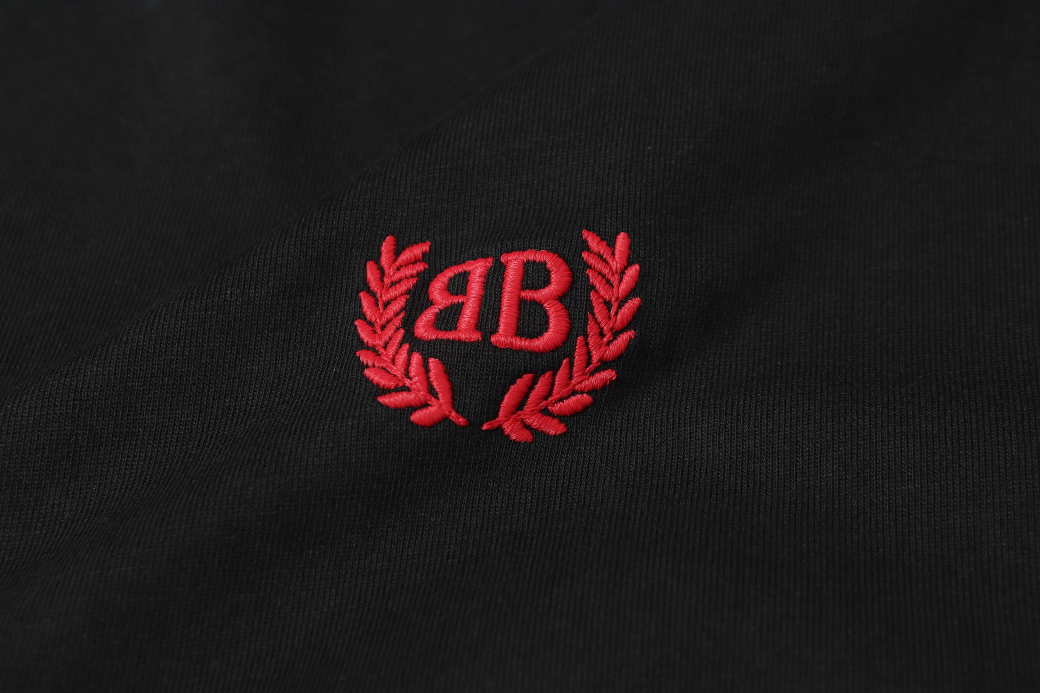 Balenciaga高仿短袖T恤 男士黑色盾牌刺繡LOGO 休閒潮感首選| 12 Balenciaga高仿短袖T恤 男士黑色盾牌刺繡LOGO 休閒潮感首選