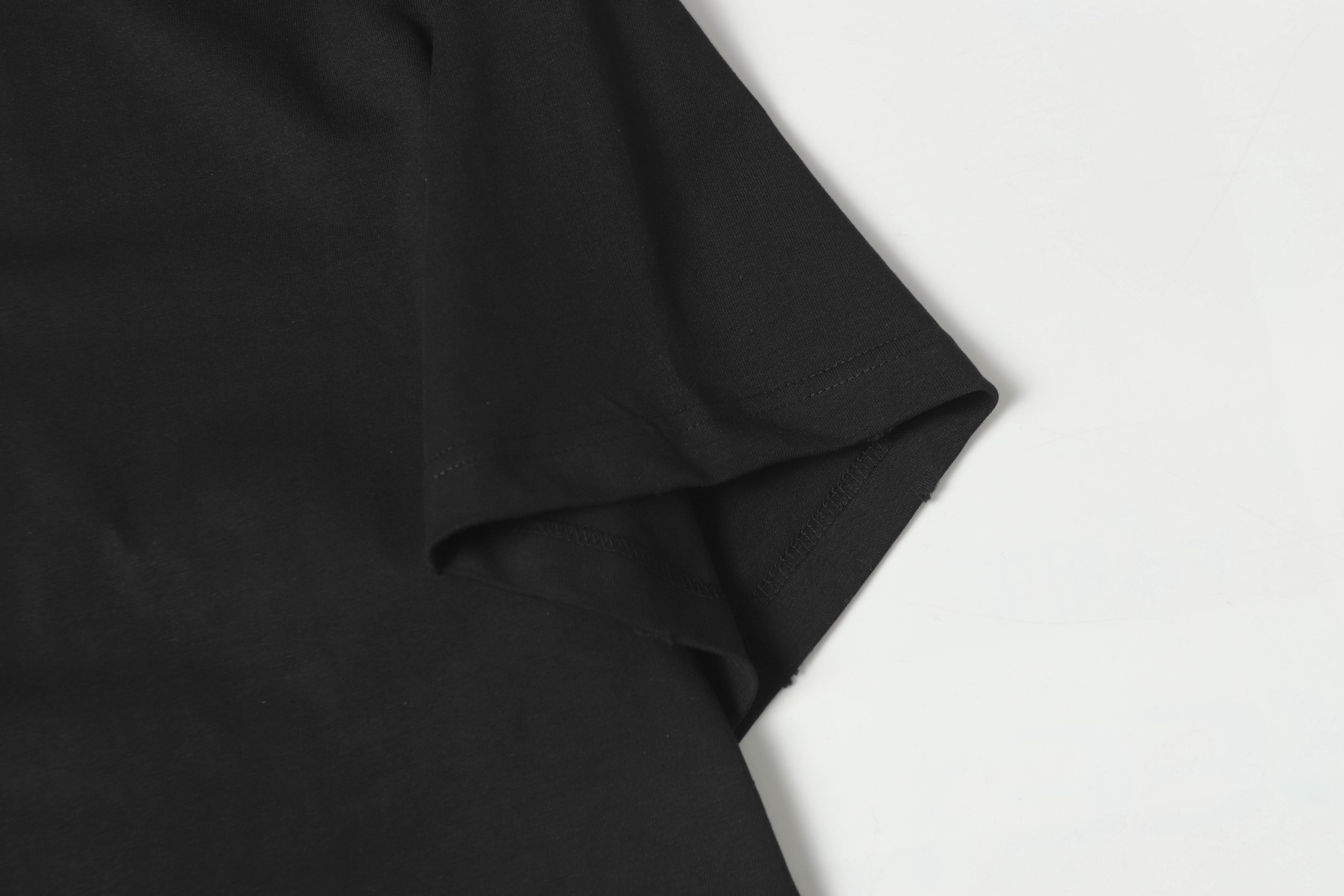 Balenciaga高仿短袖T恤 男士黑色盾牌刺繡LOGO 休閒潮感首選| 10 Balenciaga高仿短袖T恤 男士黑色盾牌刺繡LOGO 休閒潮感首選