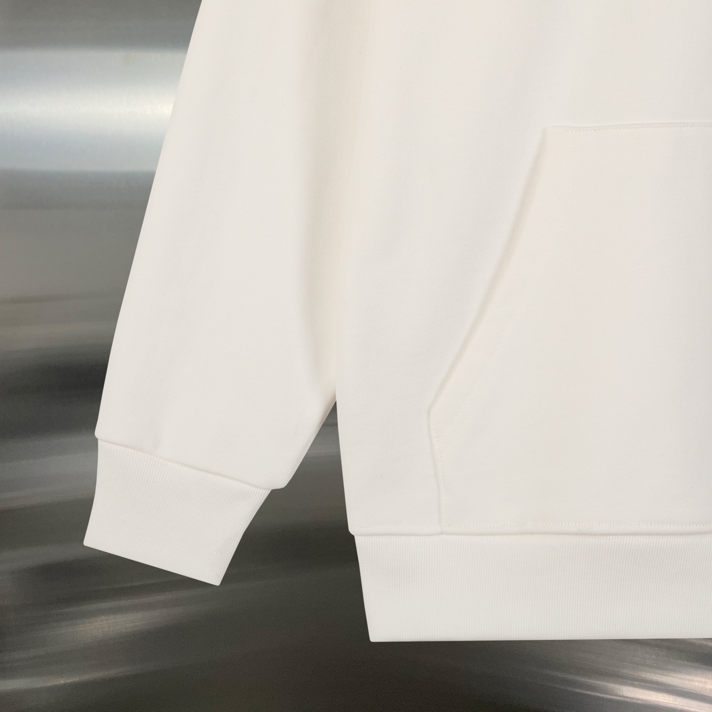 Balenciaga巴黎字樣白色高仿連帽衛衣,極簡綠波線設計| 9 Balenciaga巴黎字樣白色高仿連帽衛衣,極簡綠波線設計