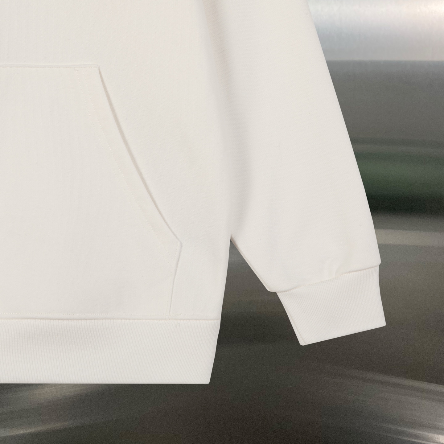 Balenciaga白色綠波巴黎Logo高仿連帽衛衣,簡約潮流首選| 8 Balenciaga白色綠波巴黎Logo高仿連帽衛衣,簡約潮流首選