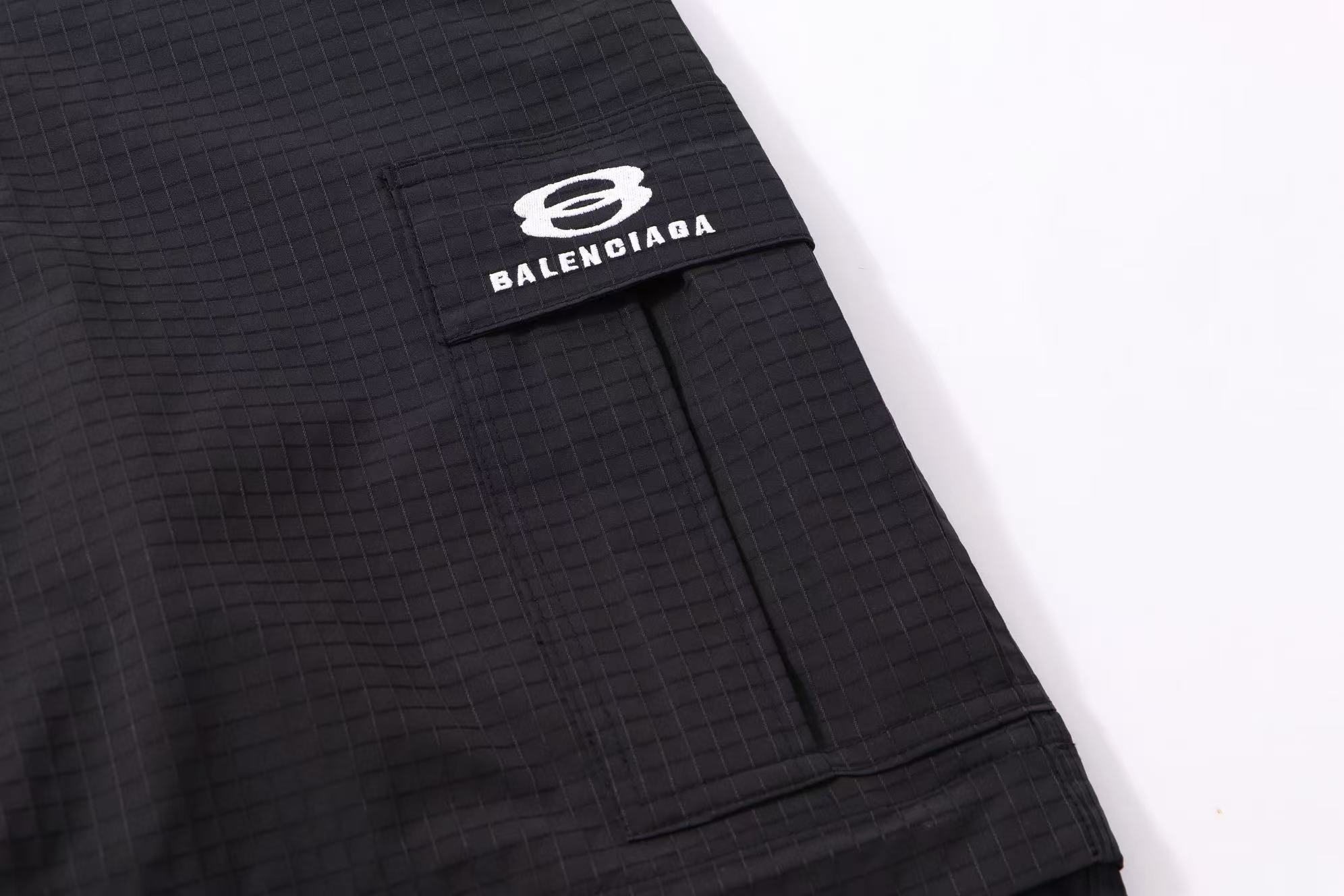 Balenciaga 高仿黑色格紋工裝褲 寬鬆直筒剪裁設計款| 12 Balenciaga 高仿黑色格紋工裝褲 寬鬆直筒剪裁設計款