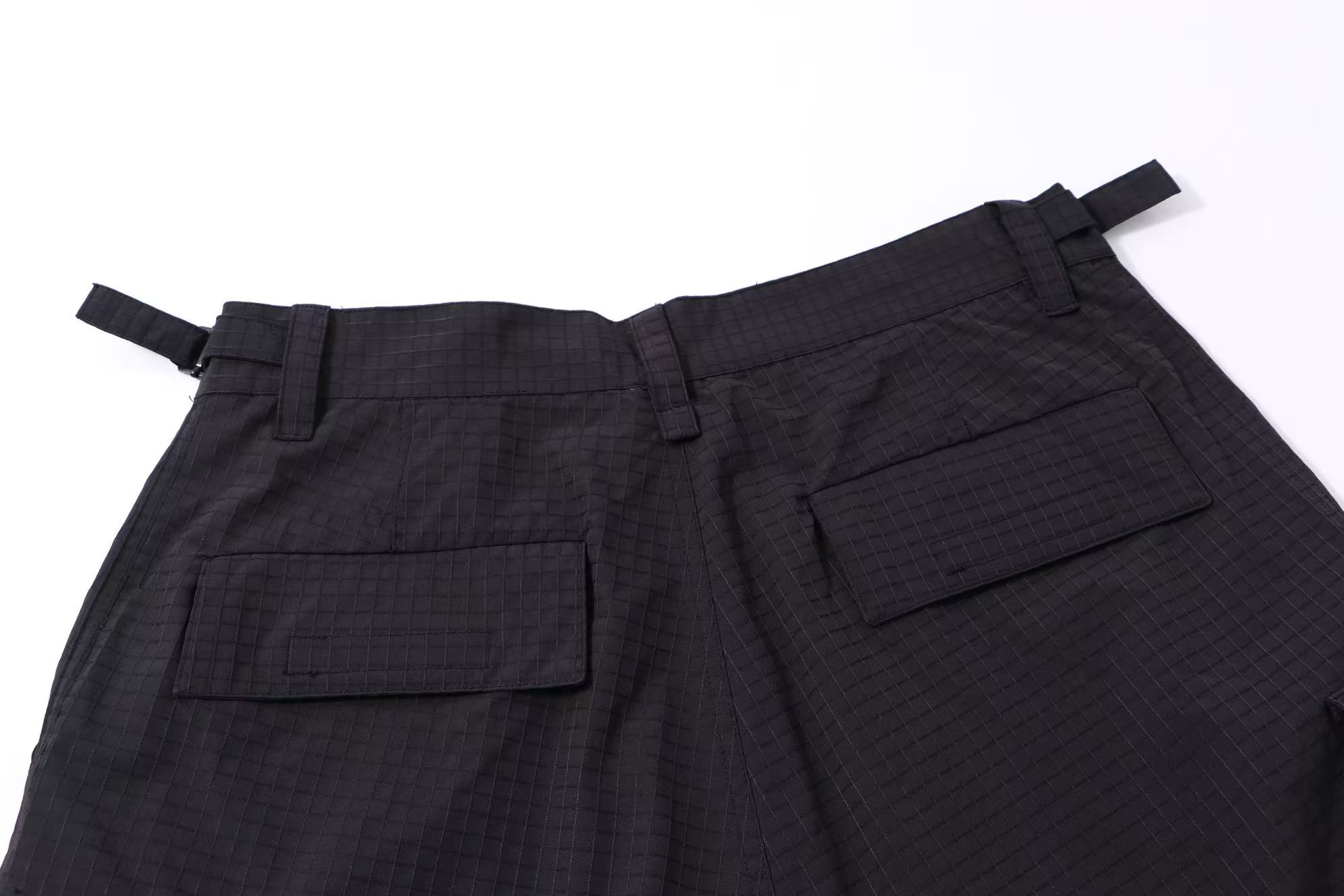 Balenciaga 高仿黑色格紋工裝褲 寬鬆直筒剪裁設計款| 9 Balenciaga 高仿黑色格紋工裝褲 寬鬆直筒剪裁設計款