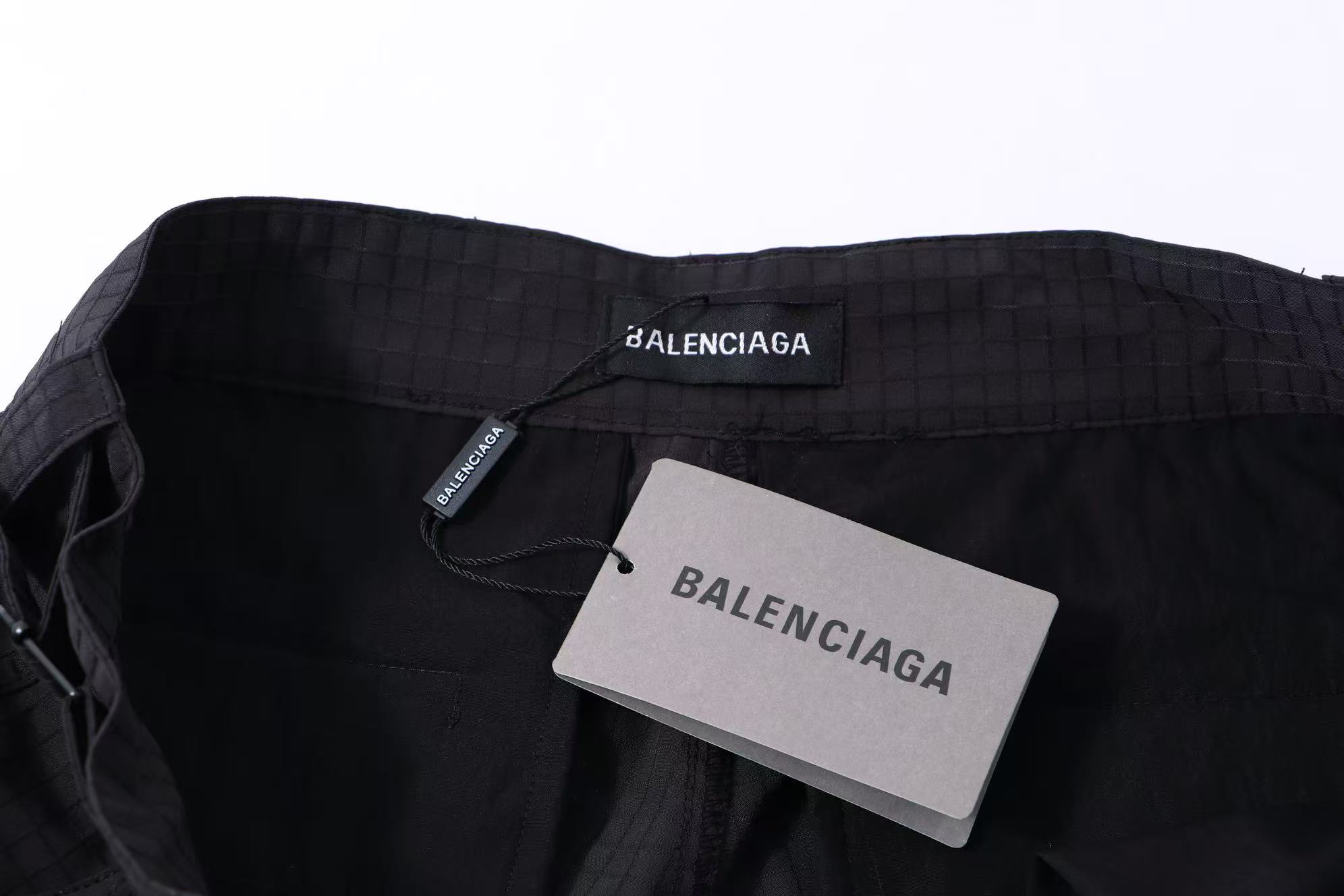 Balenciaga 高仿黑色格紋工裝褲 寬鬆直筒剪裁設計款| 7 Balenciaga 高仿黑色格紋工裝褲 寬鬆直筒剪裁設計款