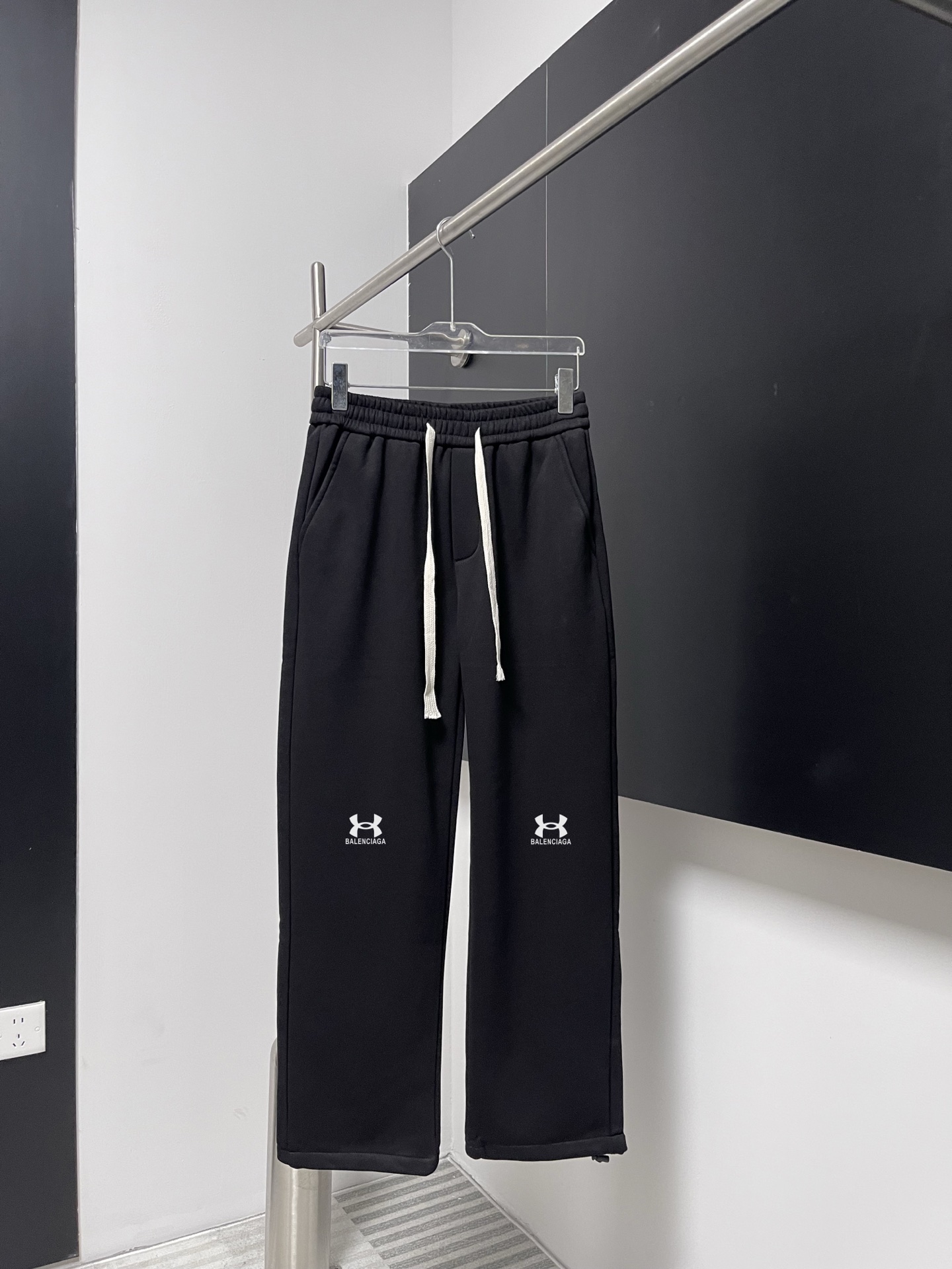 Balenciaga A貨聯名風運動休閒褲 黑白撞色織帶潮流版型| 10 Balenciaga A貨聯名風運動休閒褲 黑白撞色織帶潮流版型