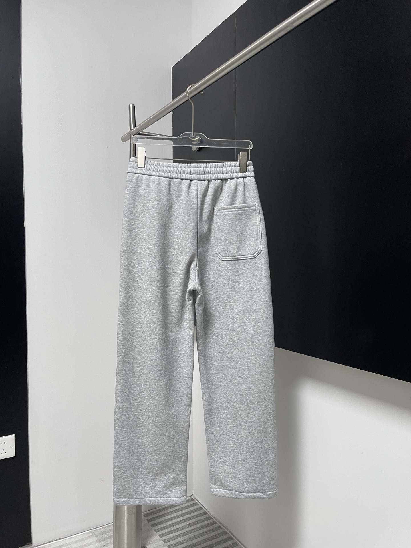 Balenciaga 高仿男士雙Logo運動長褲 黑色休閒寬版設計| 10 Balenciaga 高仿男士雙Logo運動長褲 黑色休閒寬版設計