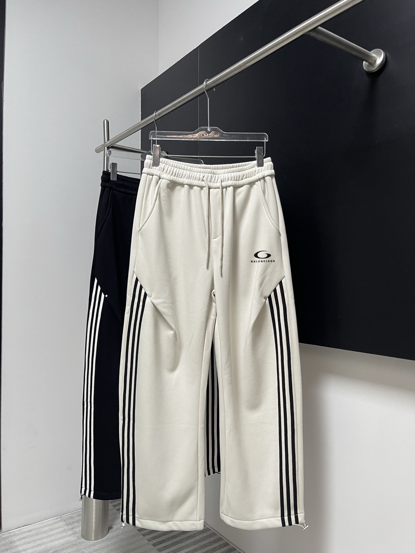 Balenciaga 原單男士白色條紋運動褲 撞色設計日常必備款| 6 Balenciaga 原單男士白色條紋運動褲 撞色設計日常必備款
