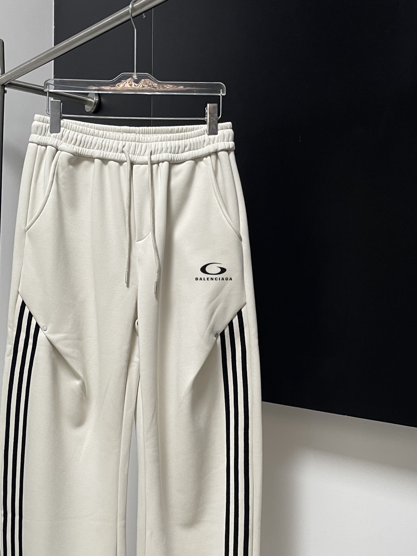 Balenciaga 原單男士白色條紋運動褲 撞色設計日常必備款| 12 Balenciaga 原單男士白色條紋運動褲 撞色設計日常必備款