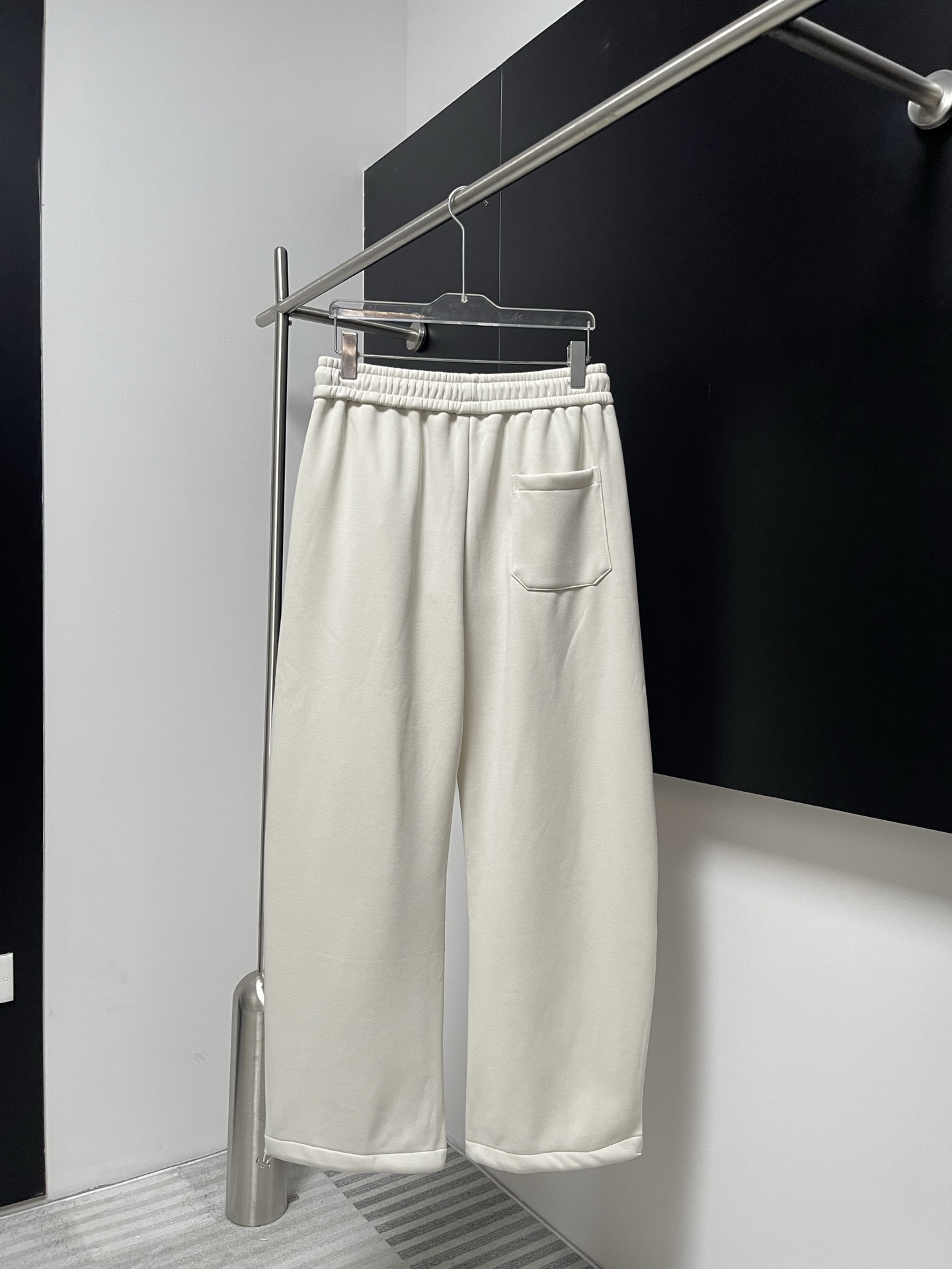 Balenciaga 原單男士白色條紋運動褲 撞色設計日常必備款| 11 Balenciaga 原單男士白色條紋運動褲 撞色設計日常必備款
