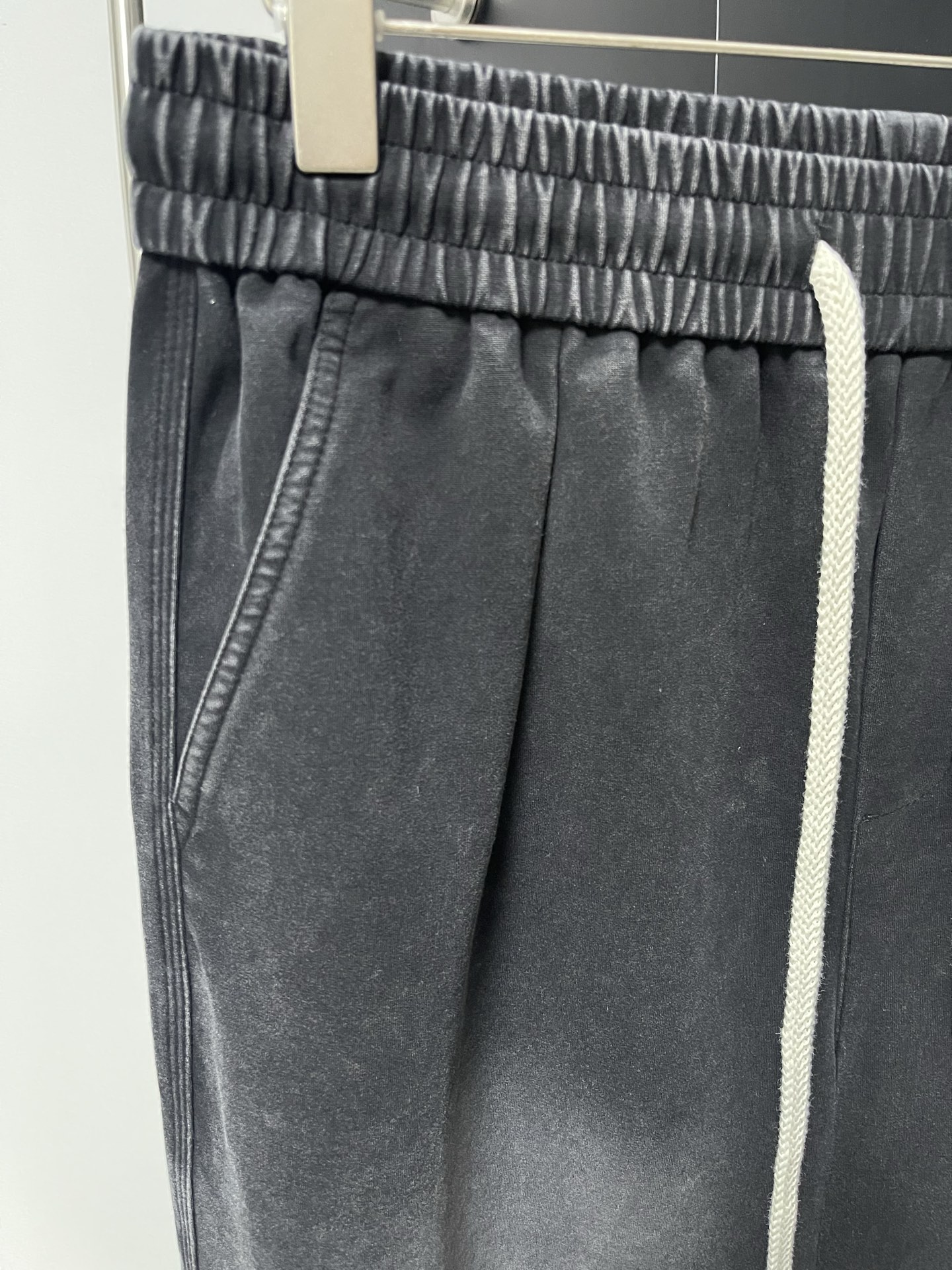 Balenciaga 高仿男士刷舊黑色長褲 質感厚磅內裏休閒款| 10 Balenciaga 高仿男士刷舊黑色長褲 質感厚磅內裏休閒款
