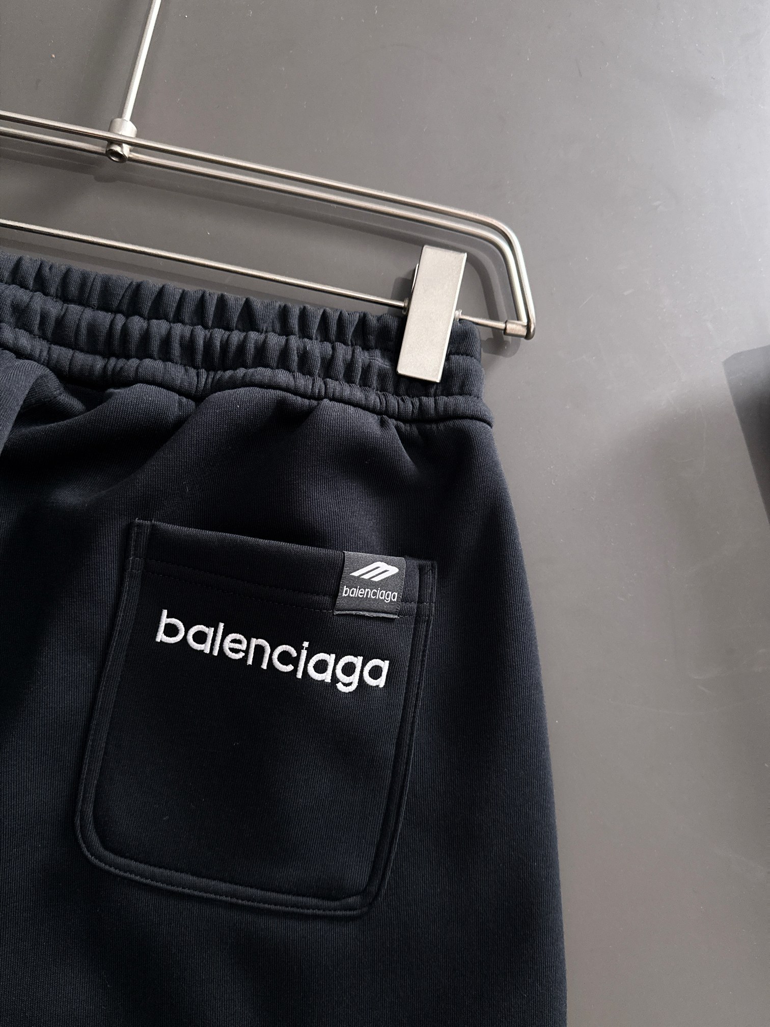 Balenciaga 高仿男士黑色白邊運動長褲 百搭寬版滑面褲型| 11 Balenciaga 高仿男士黑色白邊運動長褲 百搭寬版滑面褲型