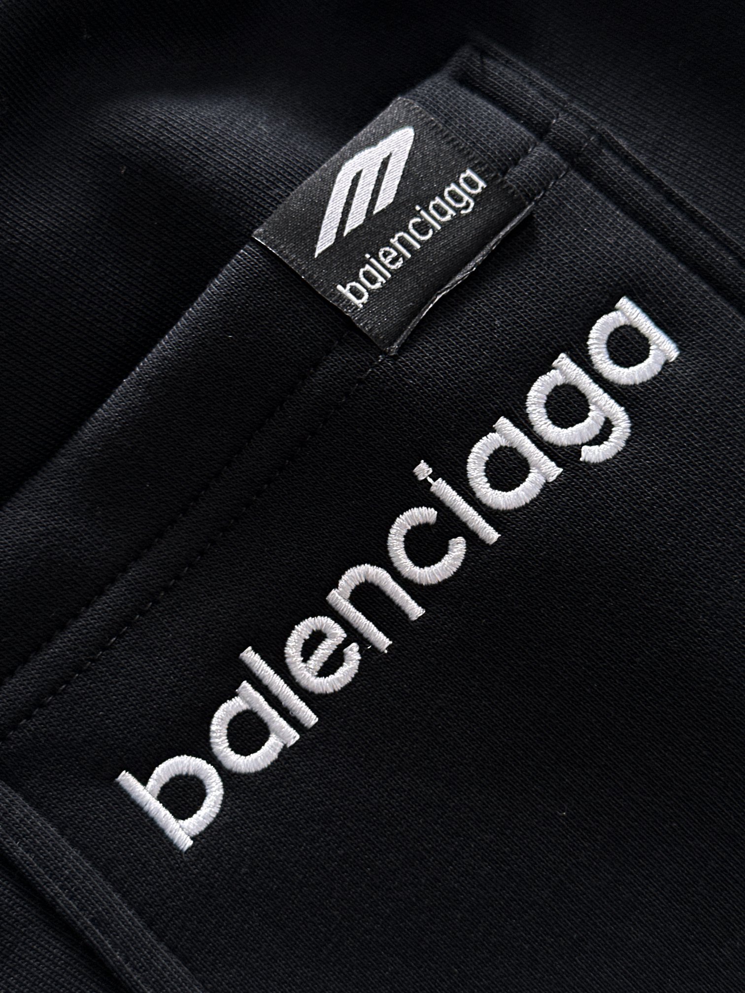 Balenciaga 高仿男士黑色白邊運動長褲 百搭寬版滑面褲型| 10 Balenciaga 高仿男士黑色白邊運動長褲 百搭寬版滑面褲型
