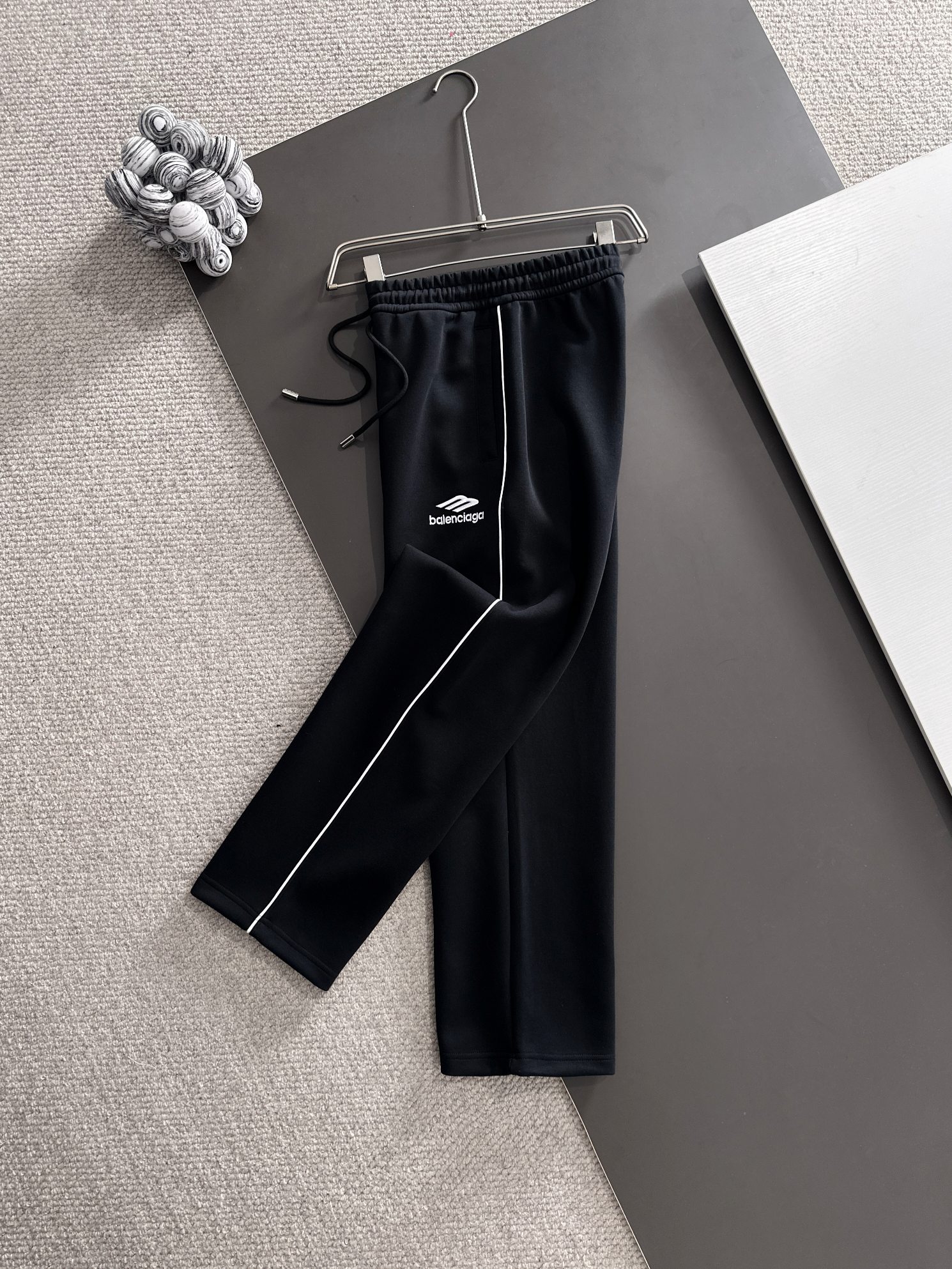 Balenciaga 高仿男士黑色白邊運動長褲 百搭寬版滑面褲型| 8 Balenciaga 高仿男士黑色白邊運動長褲 百搭寬版滑面褲型