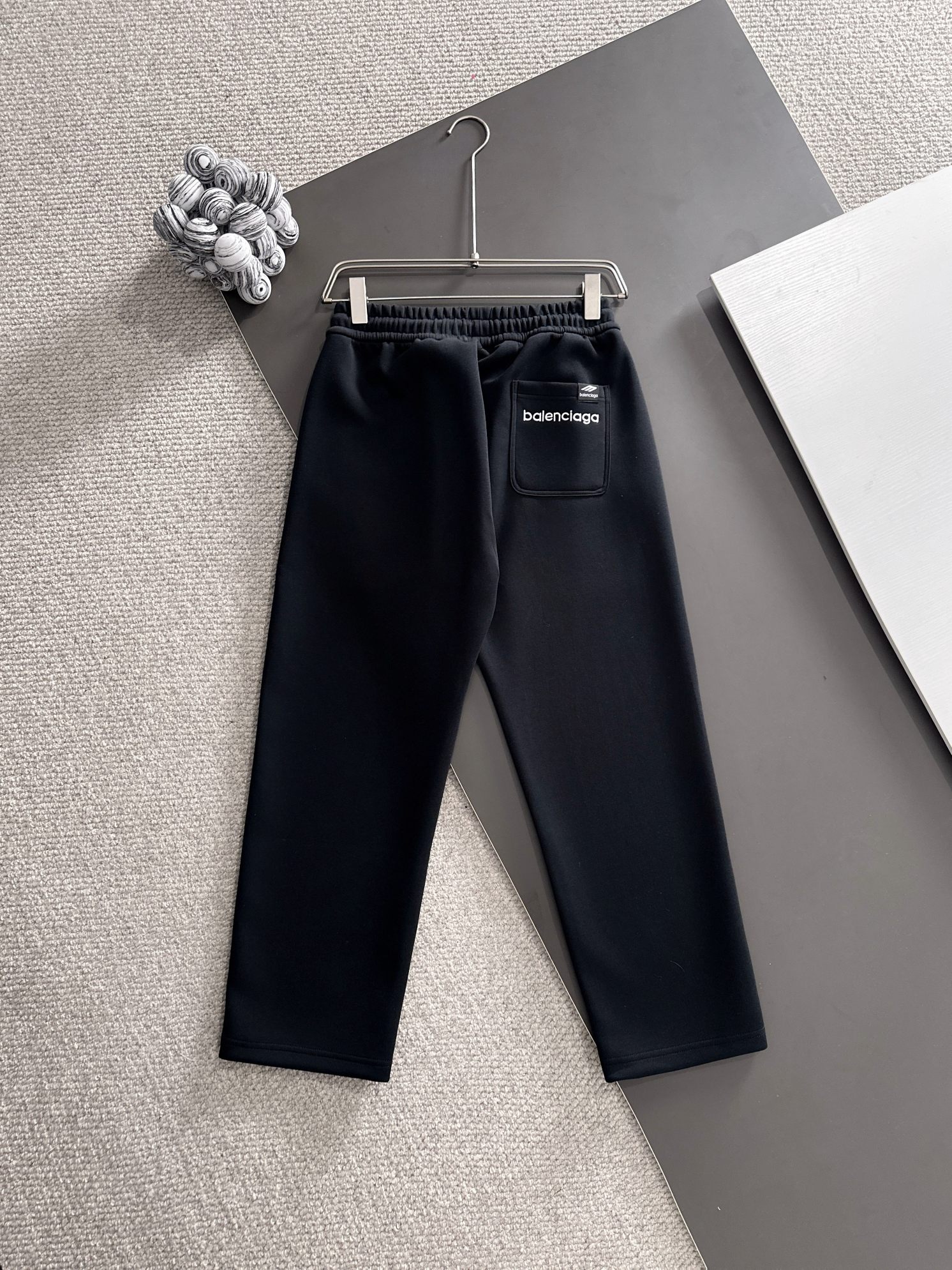 Balenciaga 高仿男士黑色白邊運動長褲 百搭寬版滑面褲型| 7 Balenciaga 高仿男士黑色白邊運動長褲 百搭寬版滑面褲型