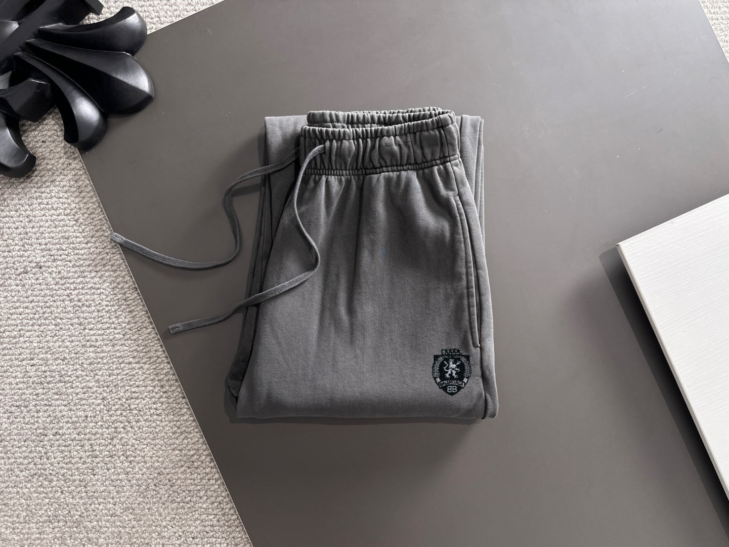 Balenciaga 高仿男裝休閒褲 經典灰色盾章設計| 14 Balenciaga 高仿男裝休閒褲 經典灰色盾章設計