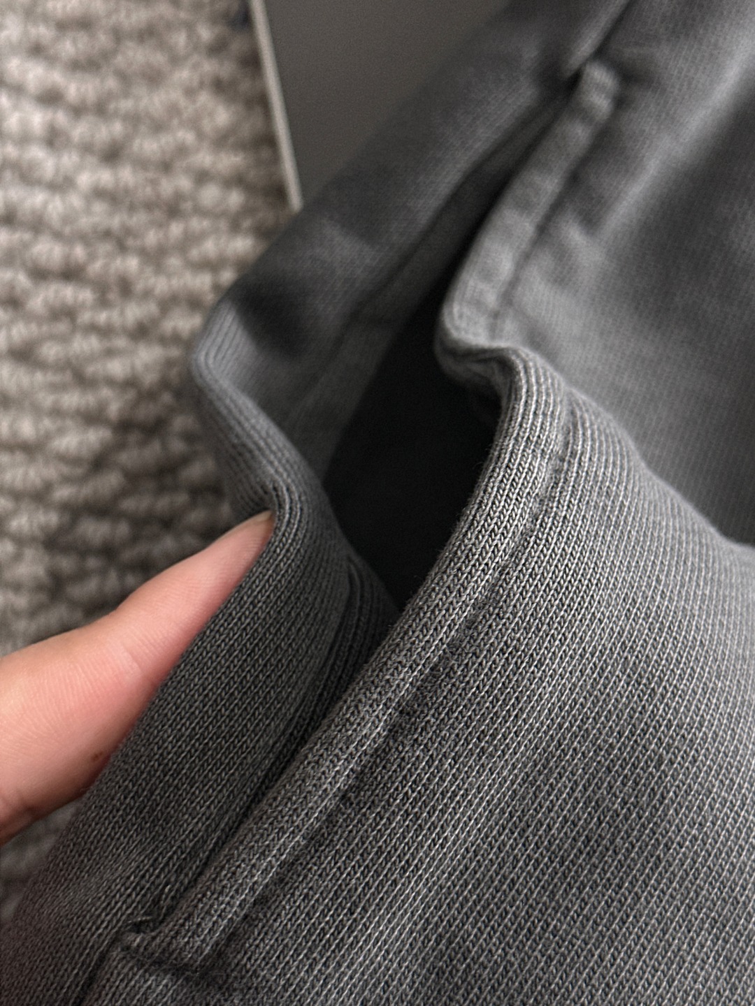 Balenciaga 高仿男裝休閒褲 經典灰色盾章設計| 10 Balenciaga 高仿男裝休閒褲 經典灰色盾章設計