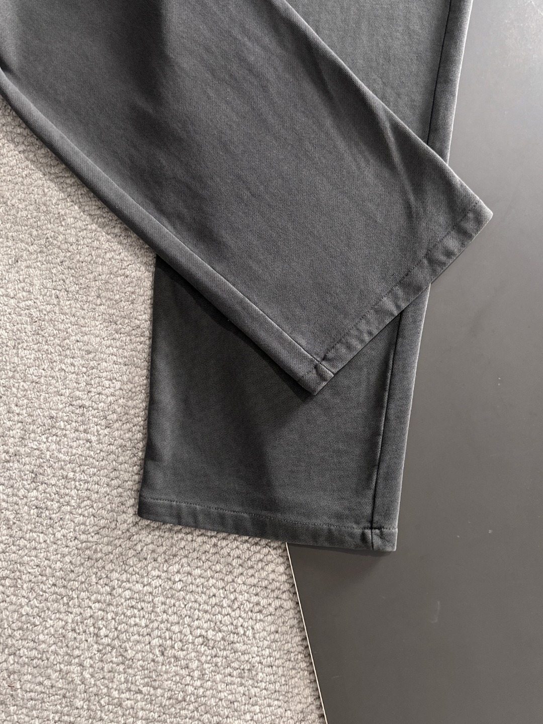 Balenciaga 高仿男裝休閒褲 經典灰色盾章設計| 8 Balenciaga 高仿男裝休閒褲 經典灰色盾章設計