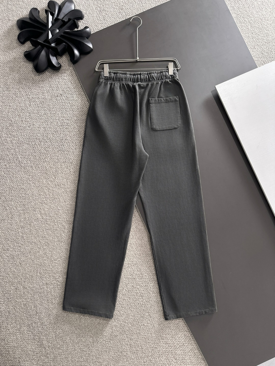 Balenciaga 高仿男裝休閒褲 經典灰色盾章設計| 7 Balenciaga 高仿男裝休閒褲 經典灰色盾章設計