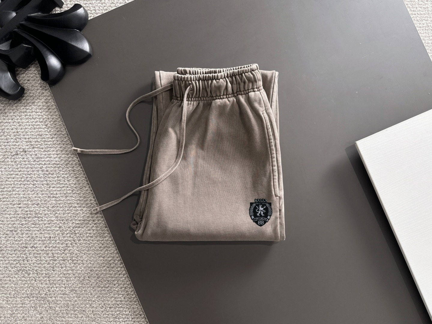 Balenciaga 高仿男士運動褲 卡其色盾章 百搭休閒感| 14 Balenciaga 高仿男士運動褲 卡其色盾章 百搭休閒感