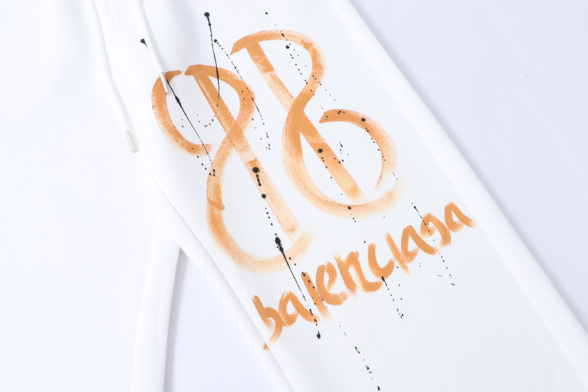 Balenciaga 原單白色塗鴉運動褲 男女款潮流百搭單品| 10 Balenciaga 原單白色塗鴉運動褲 男女款潮流百搭單品