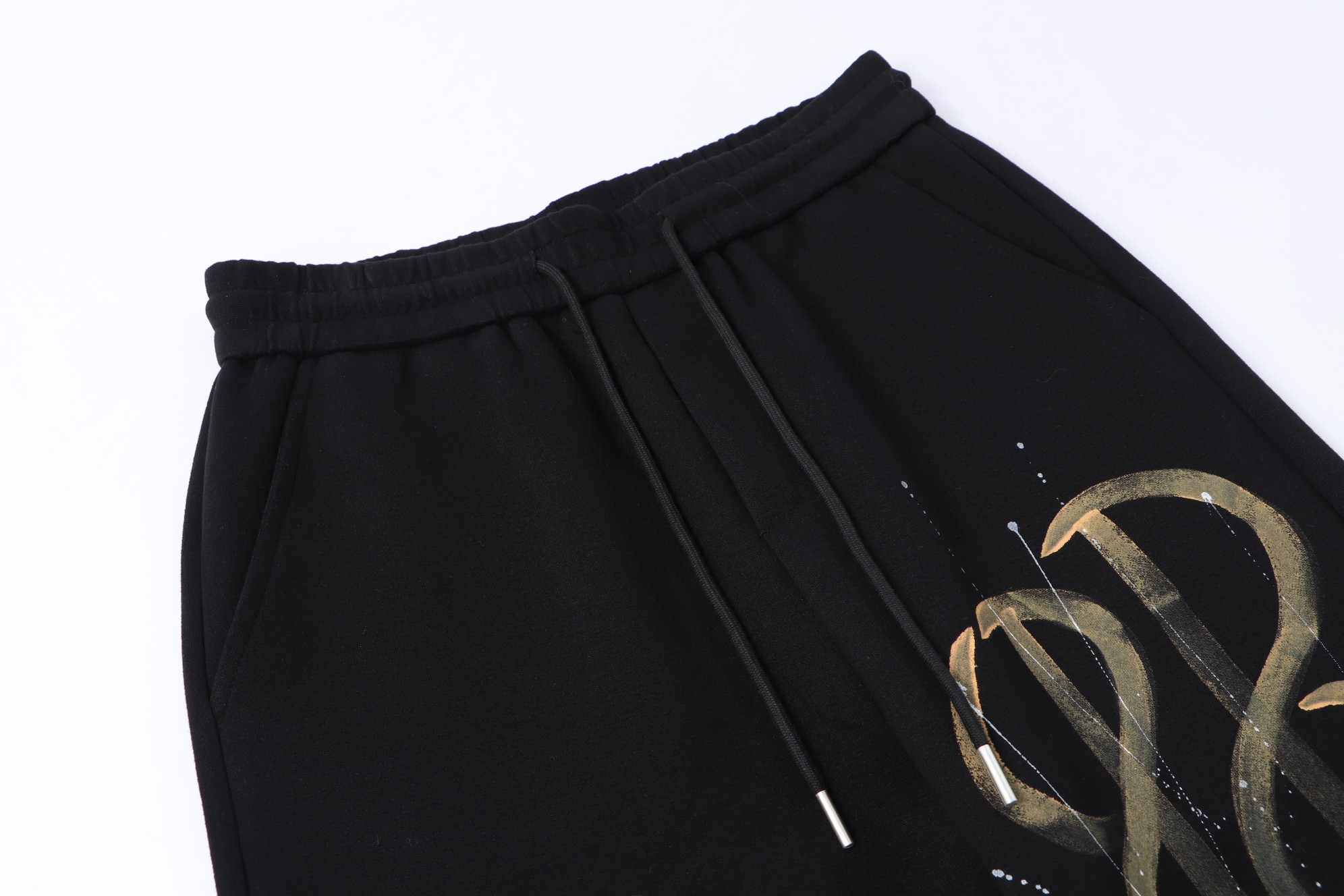Balenciaga 高仿黑色塗鴉運動長褲 潮感噴漆字樣設計款| 13 Balenciaga 高仿黑色塗鴉運動長褲 潮感噴漆字樣設計款
