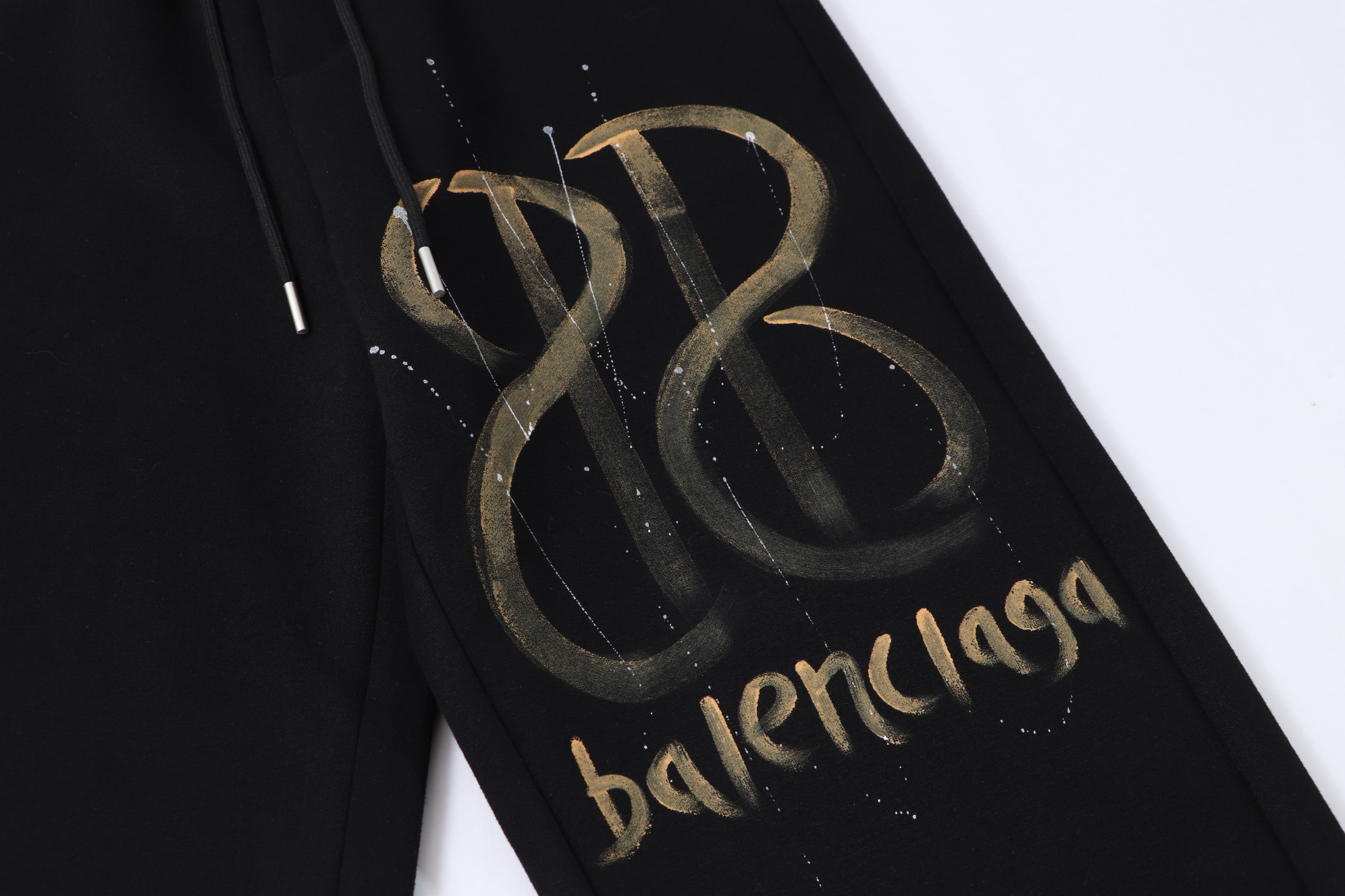 Balenciaga 高仿黑色塗鴉運動長褲 潮感噴漆字樣設計款| 12 Balenciaga 高仿黑色塗鴉運動長褲 潮感噴漆字樣設計款
