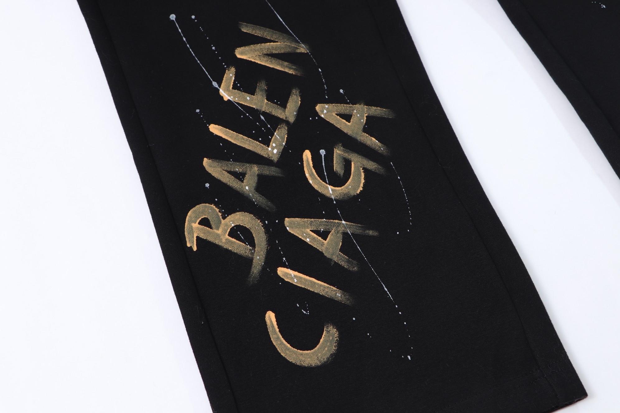 Balenciaga 高仿黑色塗鴉運動長褲 潮感噴漆字樣設計款| 11 Balenciaga 高仿黑色塗鴉運動長褲 潮感噴漆字樣設計款