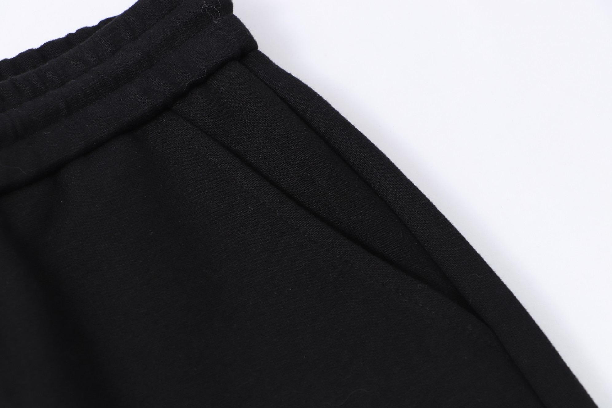 Balenciaga 高仿黑色塗鴉運動長褲 潮感噴漆字樣設計款| 9 Balenciaga 高仿黑色塗鴉運動長褲 潮感噴漆字樣設計款