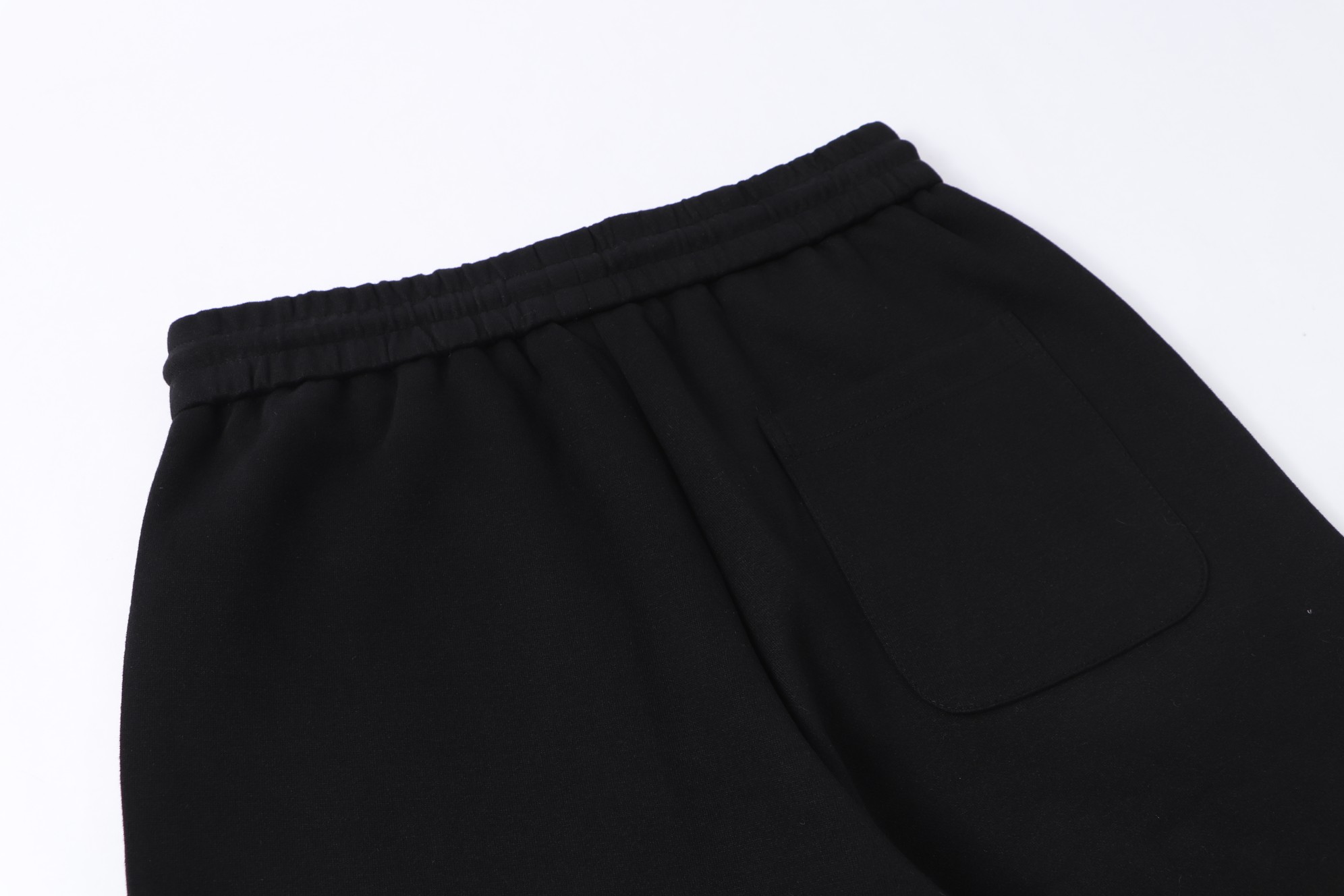 Balenciaga 高仿黑色塗鴉運動長褲 潮感噴漆字樣設計款| 8 Balenciaga 高仿黑色塗鴉運動長褲 潮感噴漆字樣設計款
