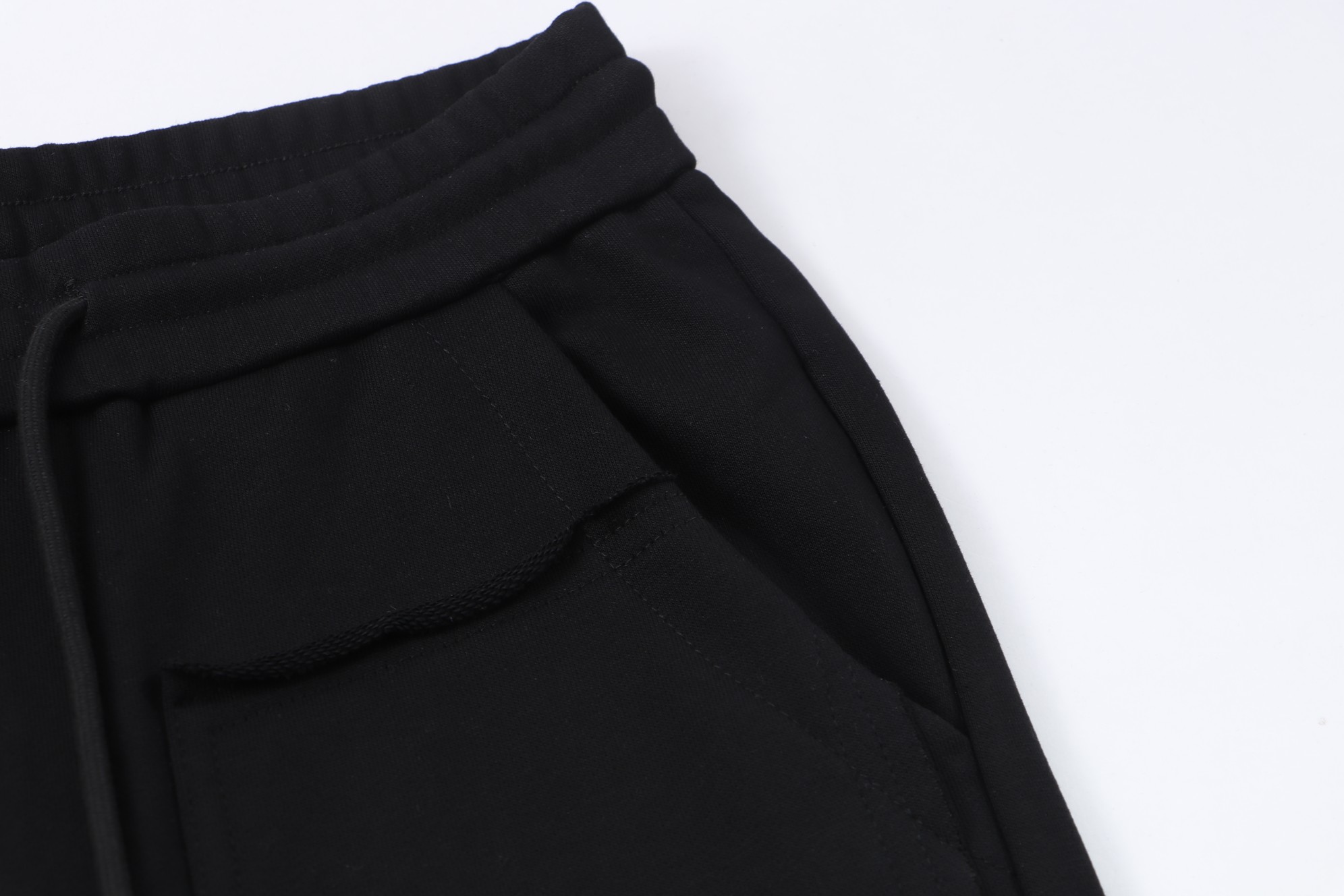 Balenciaga 高仿黑色多Logo運動褲 拼接細節設計感十足| 10 Balenciaga 高仿黑色多Logo運動褲 拼接細節設計感十足