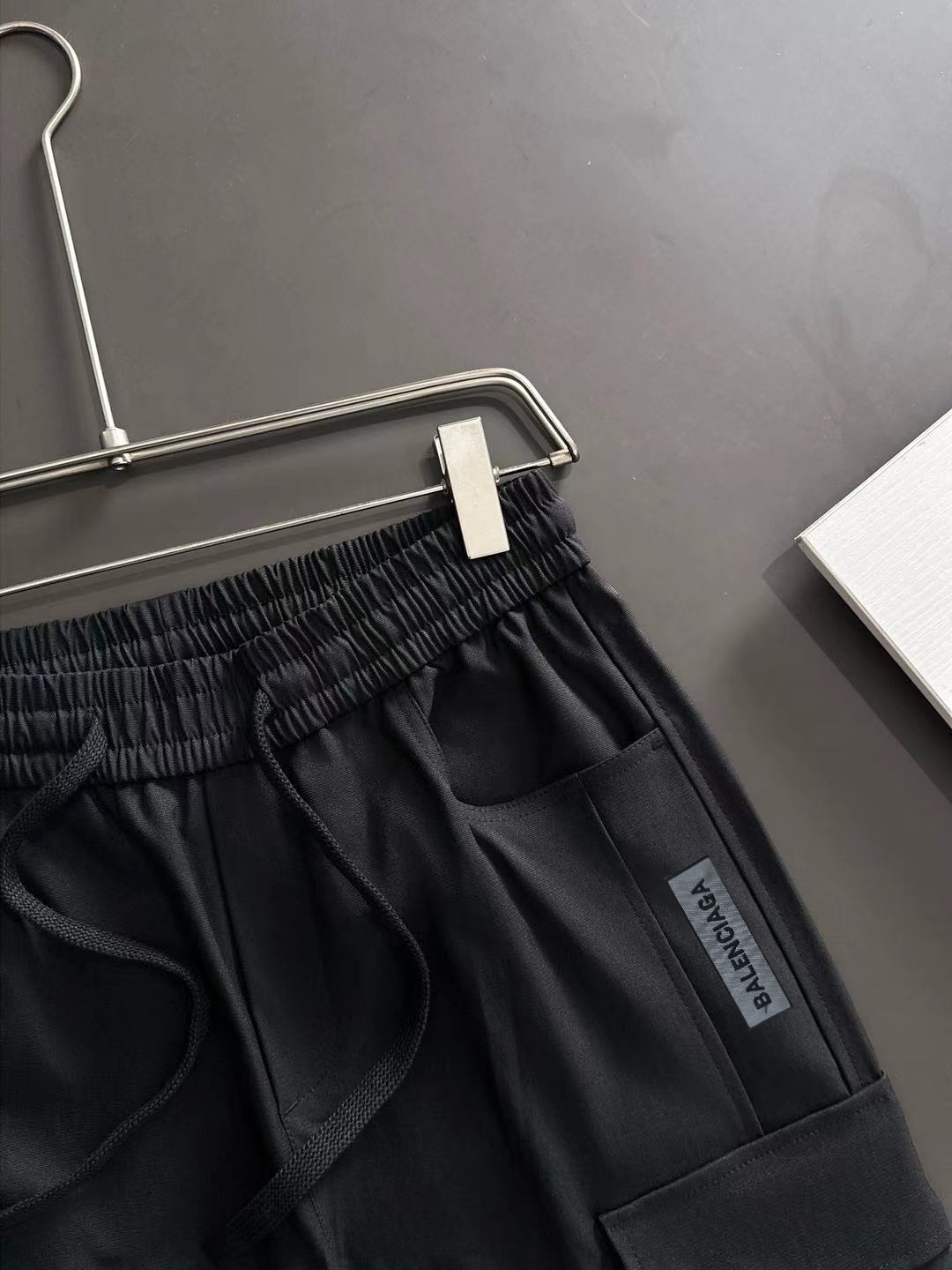 Balenciaga 高仿黑色口袋工裝褲 多袋設計男士必備款| 14 Balenciaga 高仿黑色口袋工裝褲 多袋設計男士必備款