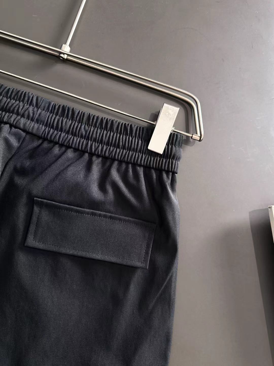 Balenciaga 高仿黑色口袋工裝褲 多袋設計男士必備款| 13 Balenciaga 高仿黑色口袋工裝褲 多袋設計男士必備款