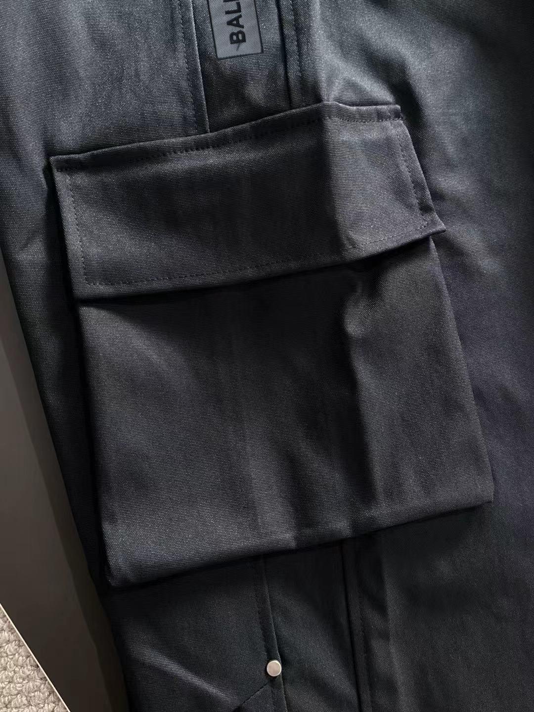 Balenciaga 高仿黑色口袋工裝褲 多袋設計男士必備款| 11 Balenciaga 高仿黑色口袋工裝褲 多袋設計男士必備款