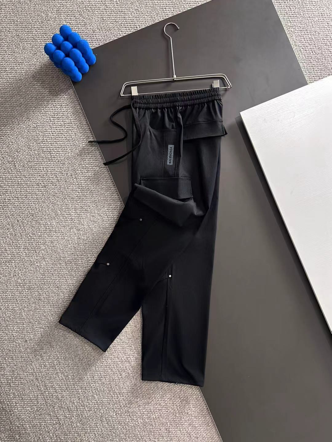 Balenciaga 高仿黑色口袋工裝褲 多袋設計男士必備款| 9 Balenciaga 高仿黑色口袋工裝褲 多袋設計男士必備款