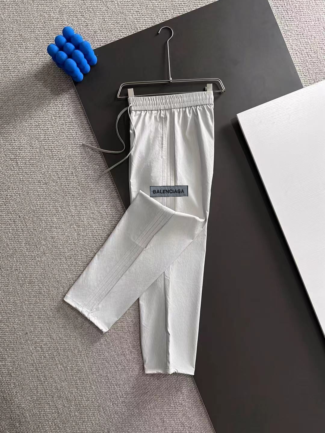 Balenciaga 高仿白色直筒運動褲 素面極簡LOGO設計| 9 Balenciaga 高仿白色直筒運動褲 素面極簡LOGO設計