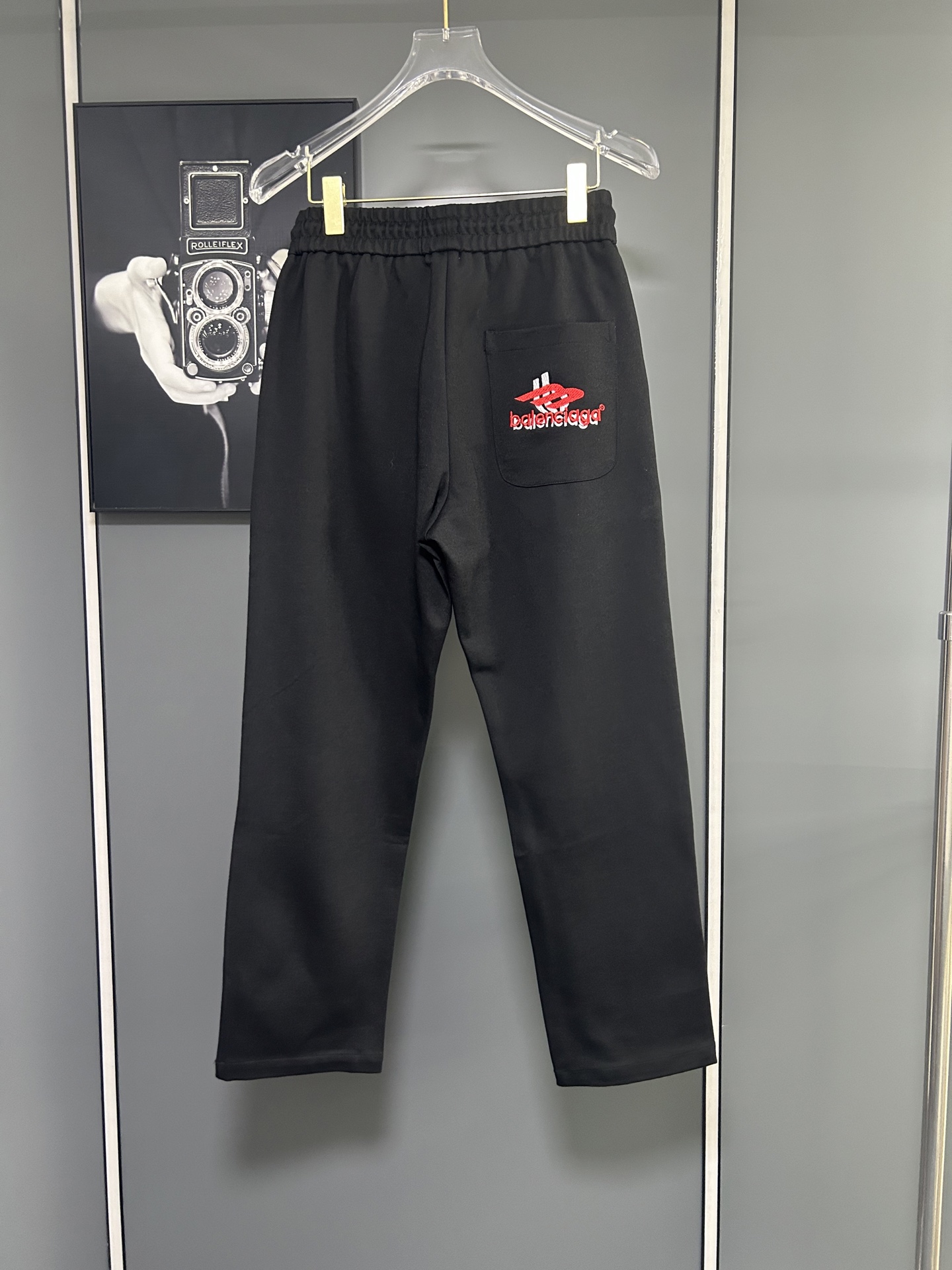 Balenciaga 一比一刺繡Logo褲款 街頭休閒紅標細節| 14 Balenciaga 一比一刺繡Logo褲款 街頭休閒紅標細節
